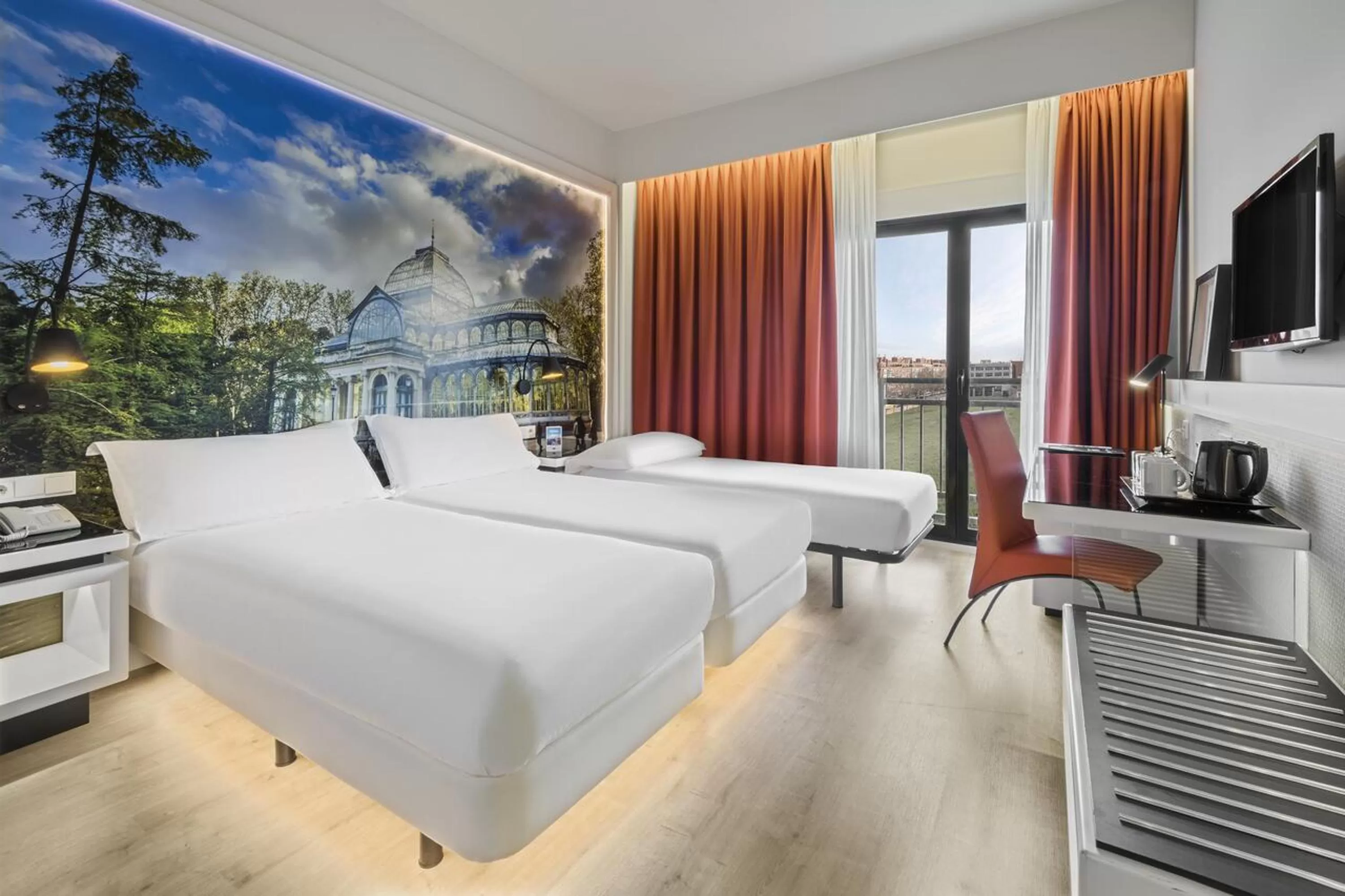 Photo of the whole room, Bed in Elba Madrid Alcalá