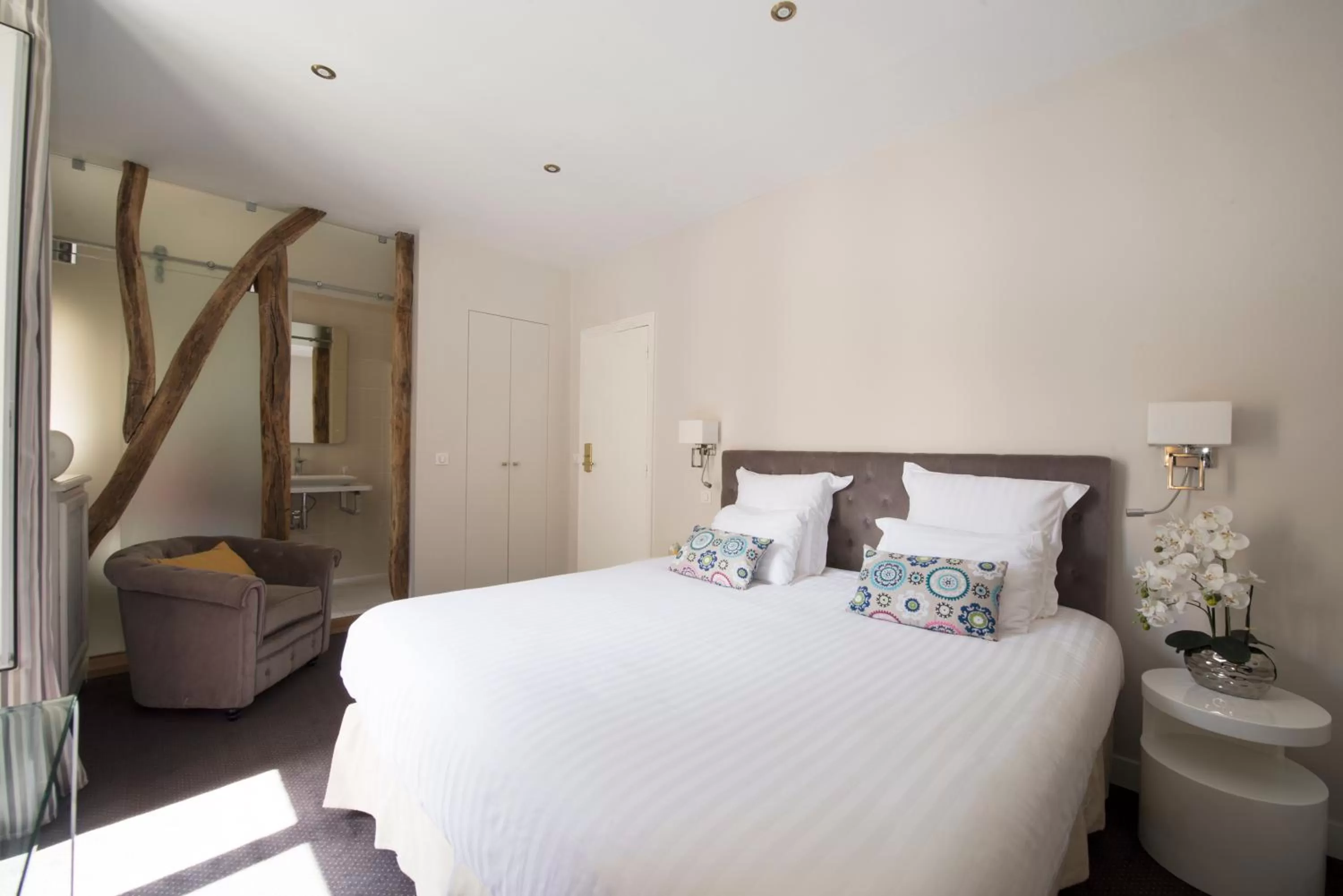 Photo of the whole room in Hôtel des Batignolles