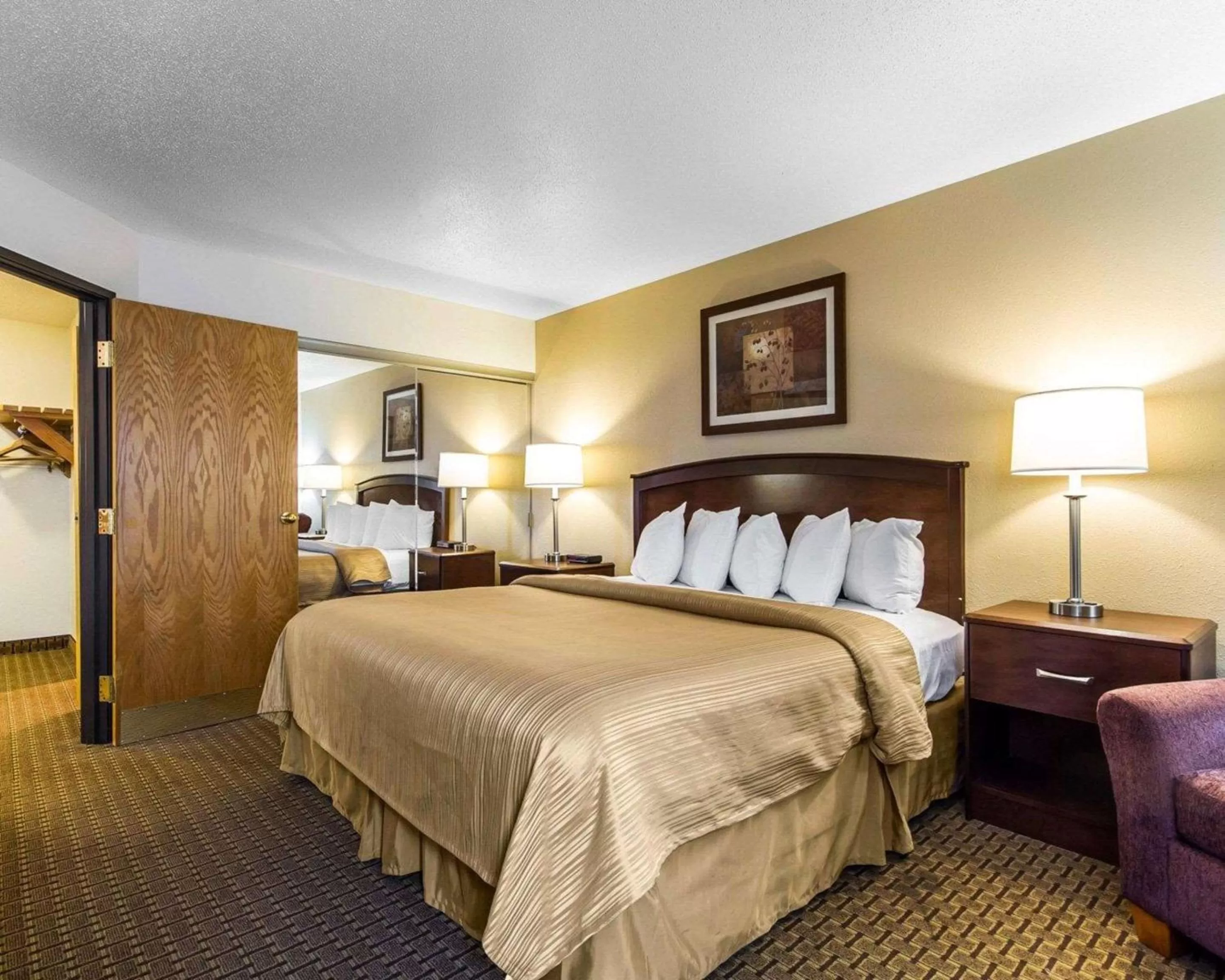 Photo of the whole room, Bed in Quality Inn La Crosse North