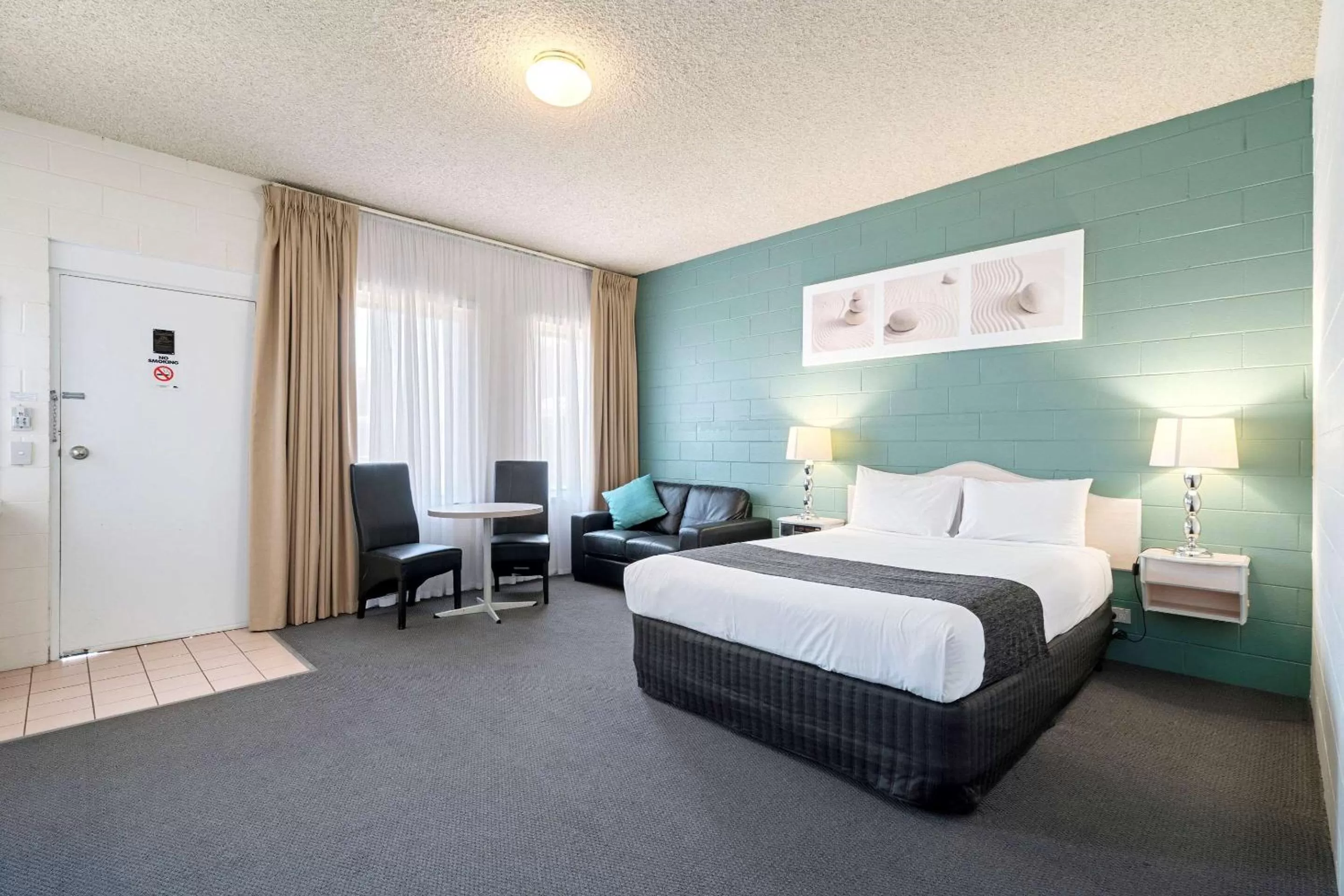 Photo of the whole room, Bed in Comfort Inn & Suites King Avenue
