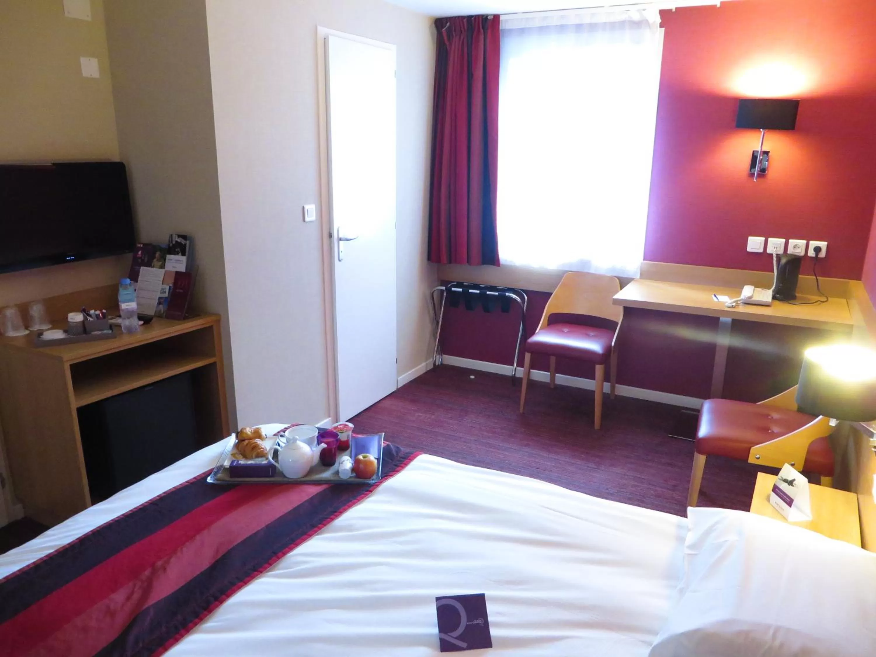 Photo of the whole room, Bed in Mercure Hexagone Luxeuil