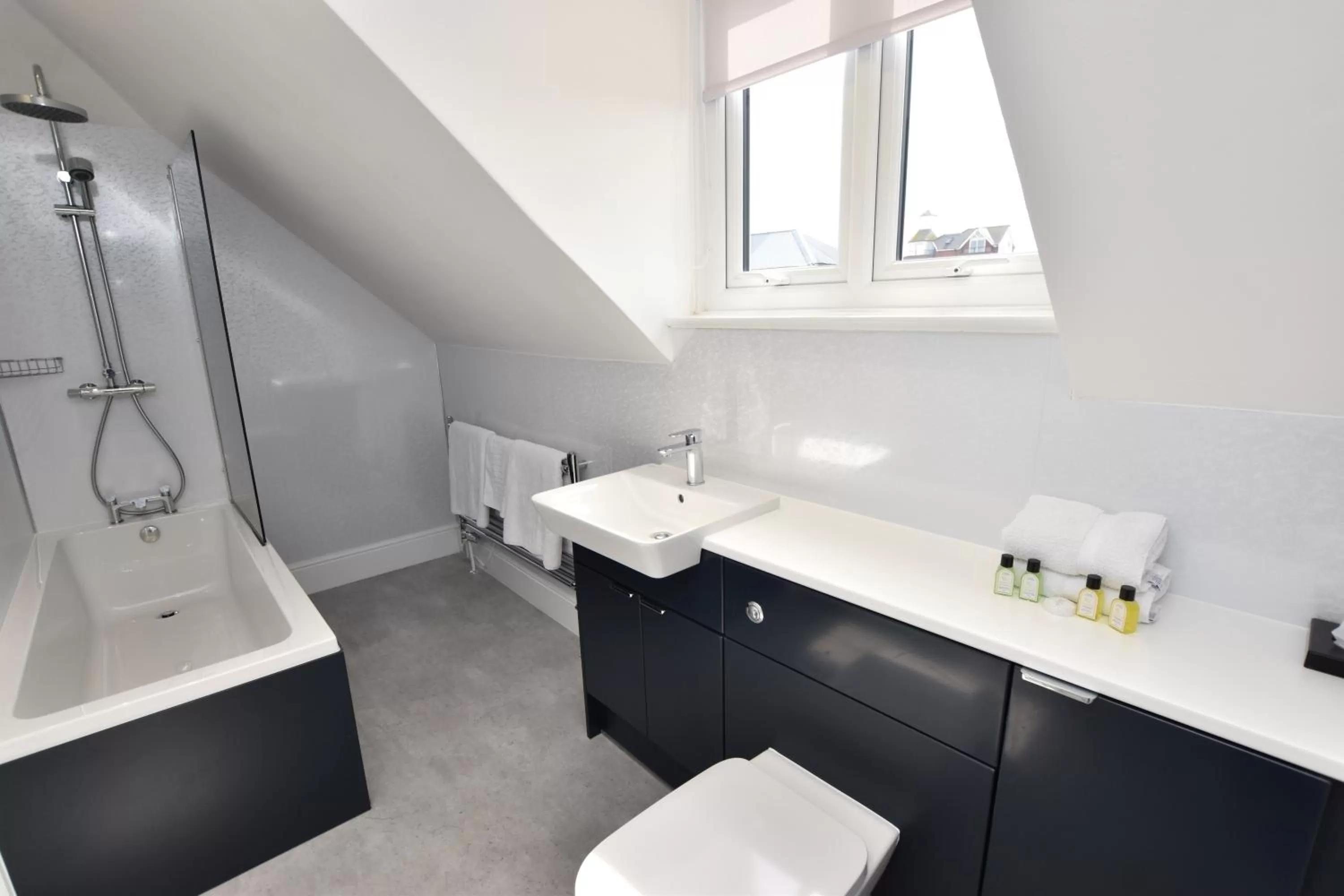 Bathroom in Kingsway Hotel.