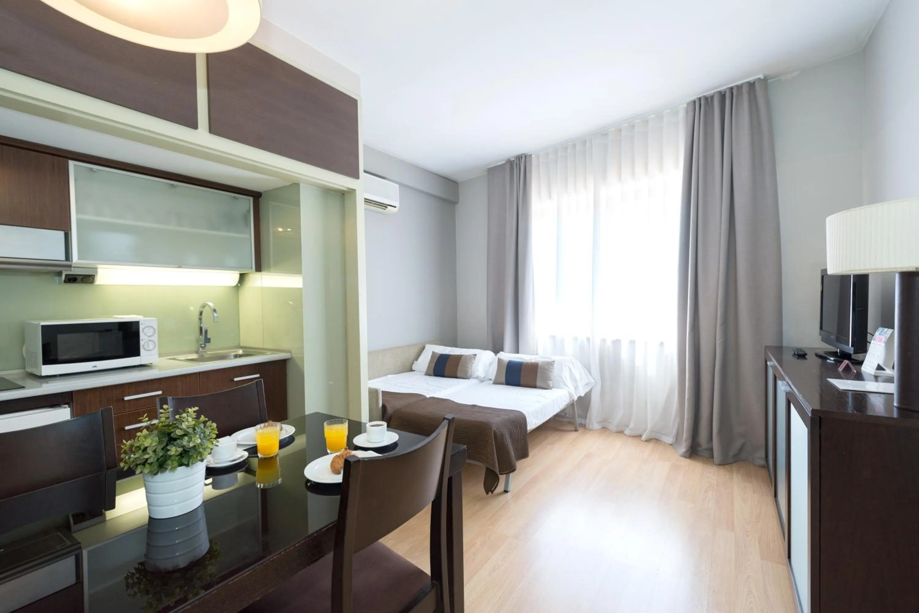 Kitchen or kitchenette, Bed in Senator Barcelona Apartments