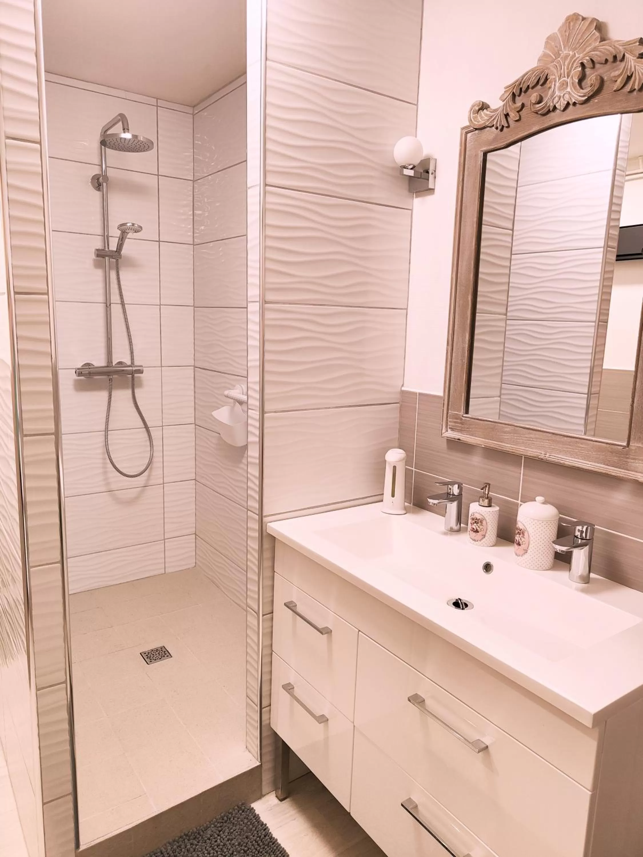 Shower, Bathroom in La Saint Martinoise