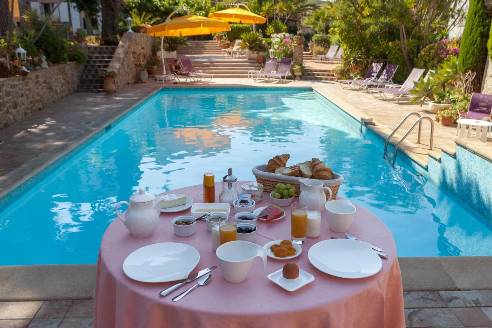 Patio, Swimming Pool in L' Escapade Hôtel & Restaurant