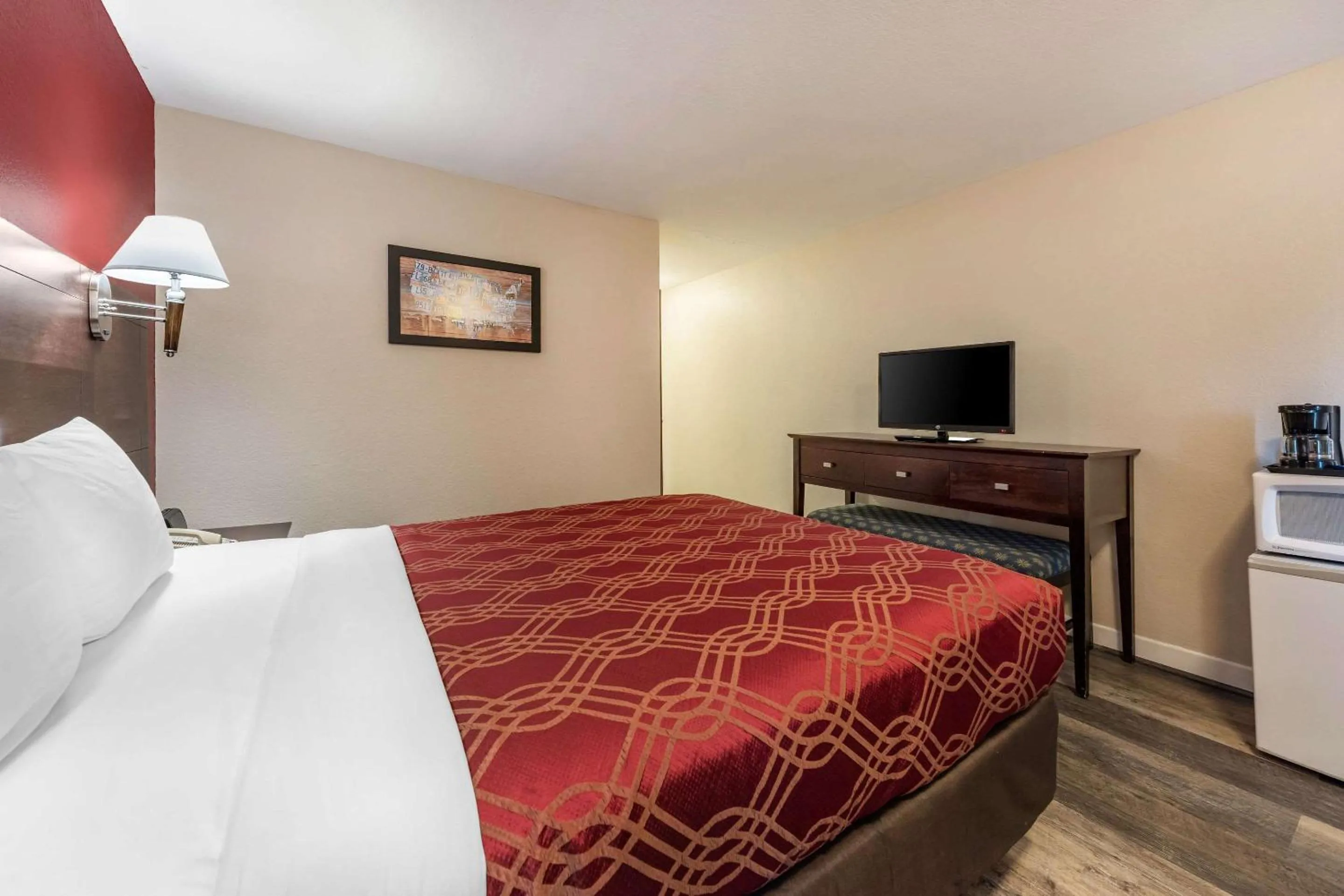 Photo of the whole room, Bed in Bay Breeze Inn