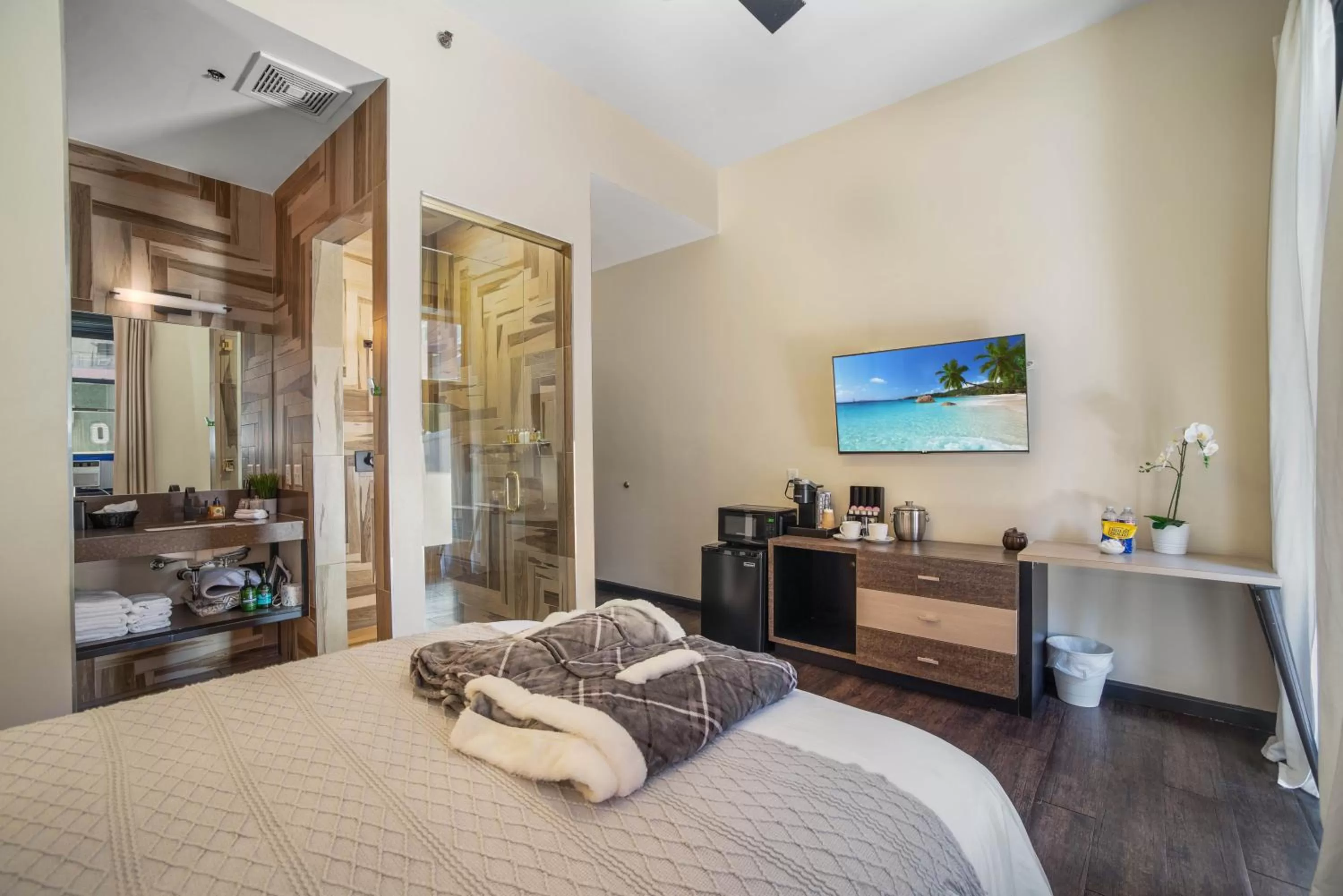 Photo of the whole room, Bed in Good Hotels Downtown Denver