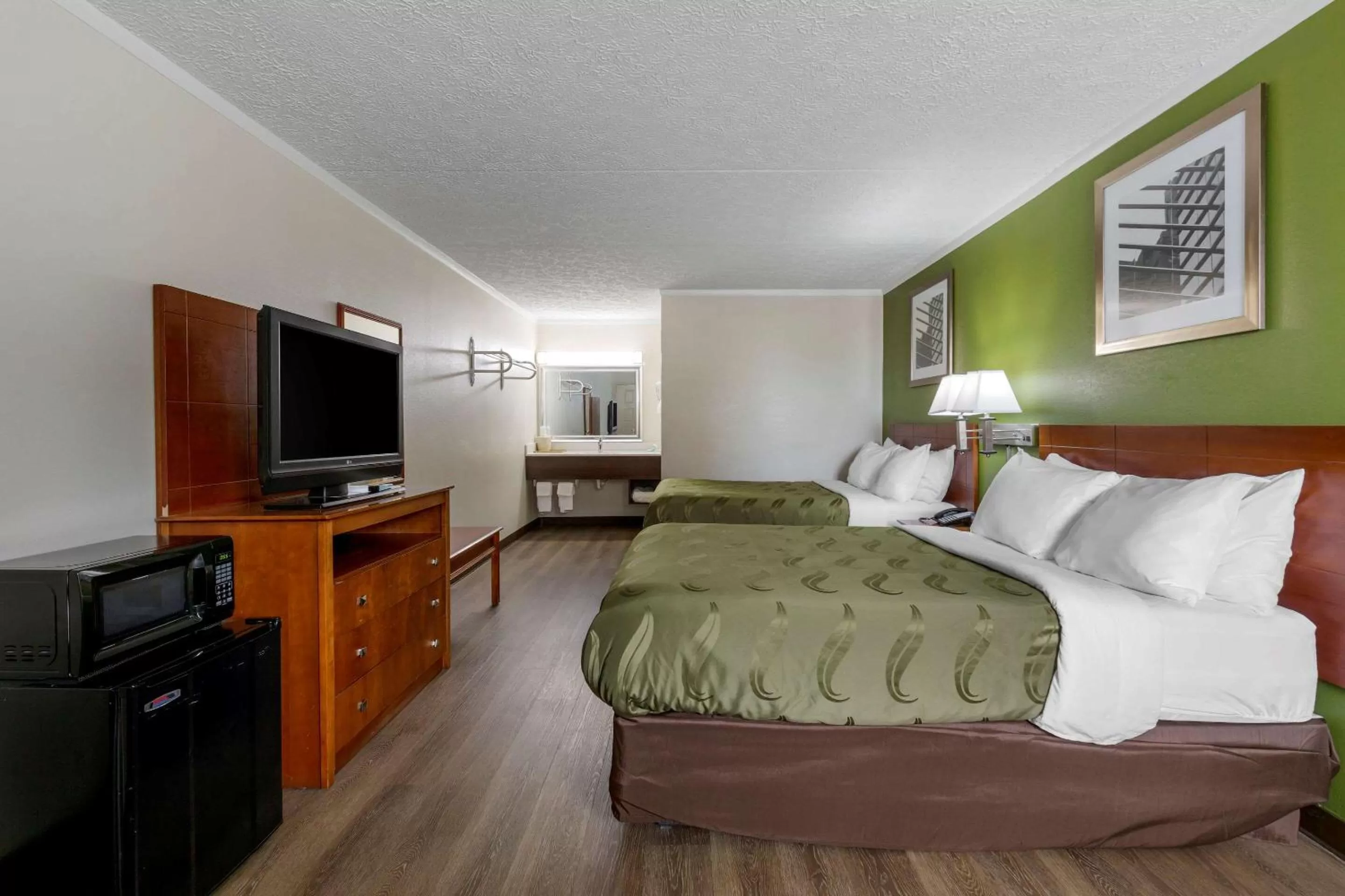 Bedroom, Bed in Quality Inn - Roxboro South