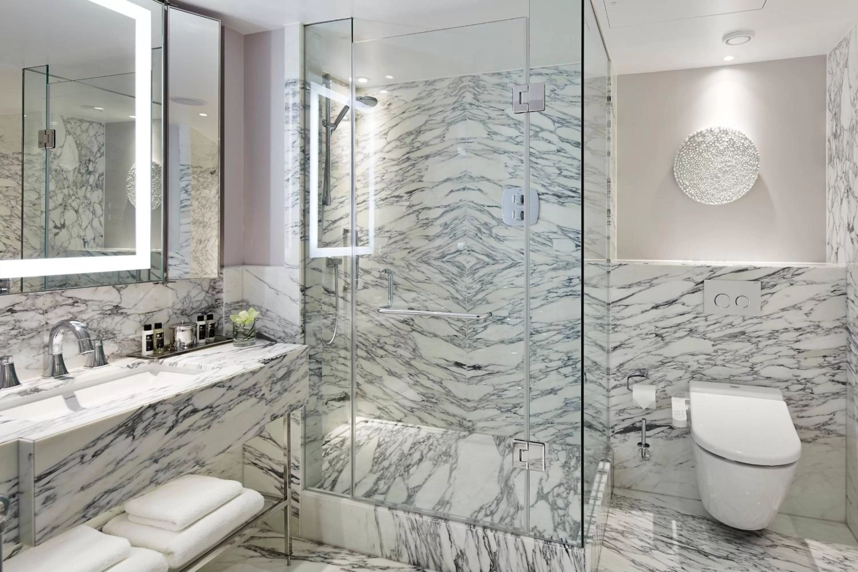 Bathroom in London Marriott Hotel Park Lane