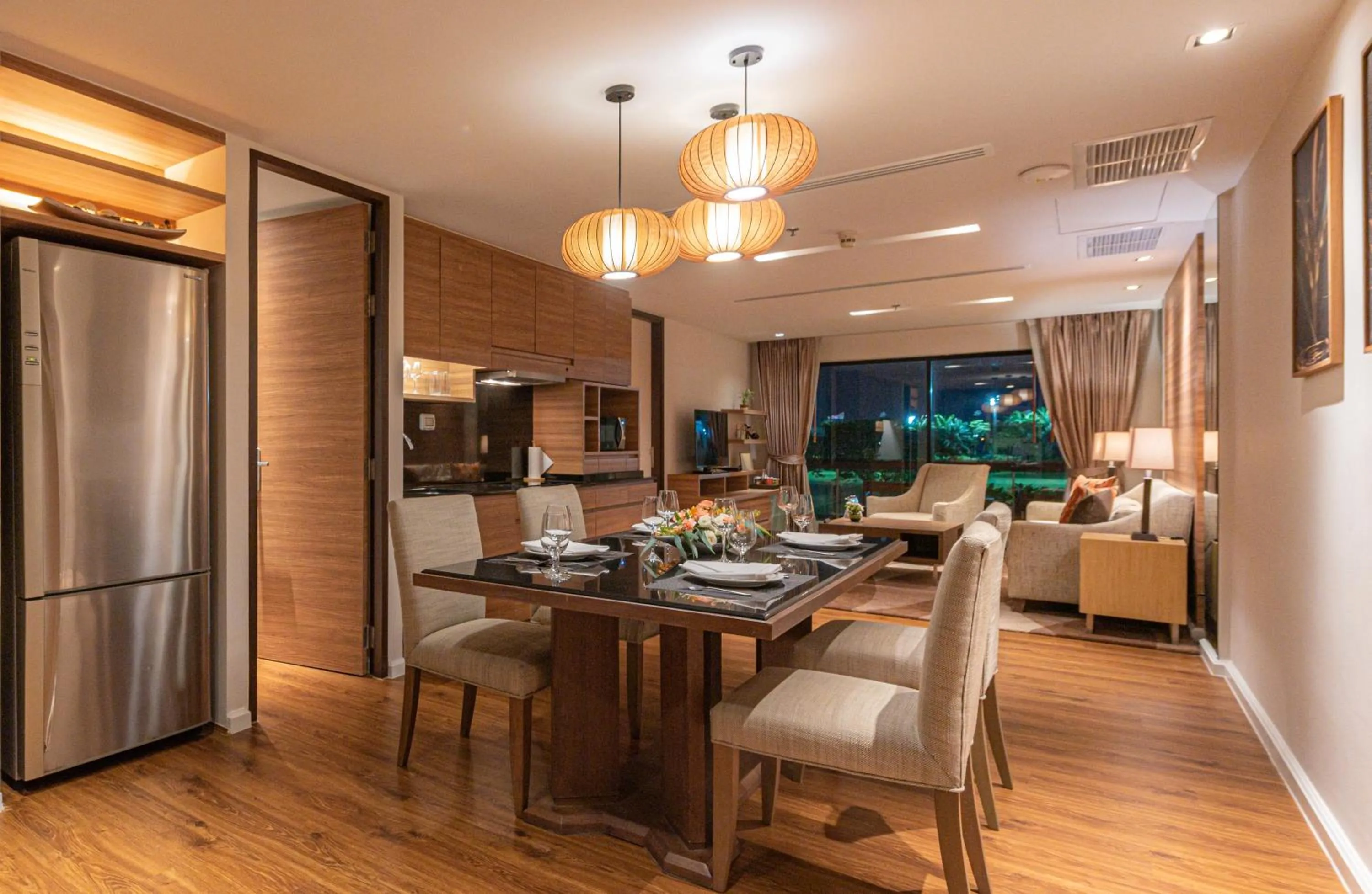 Dining area in Summit Windmill Golf Suite Hotel at Suvarnabhumi