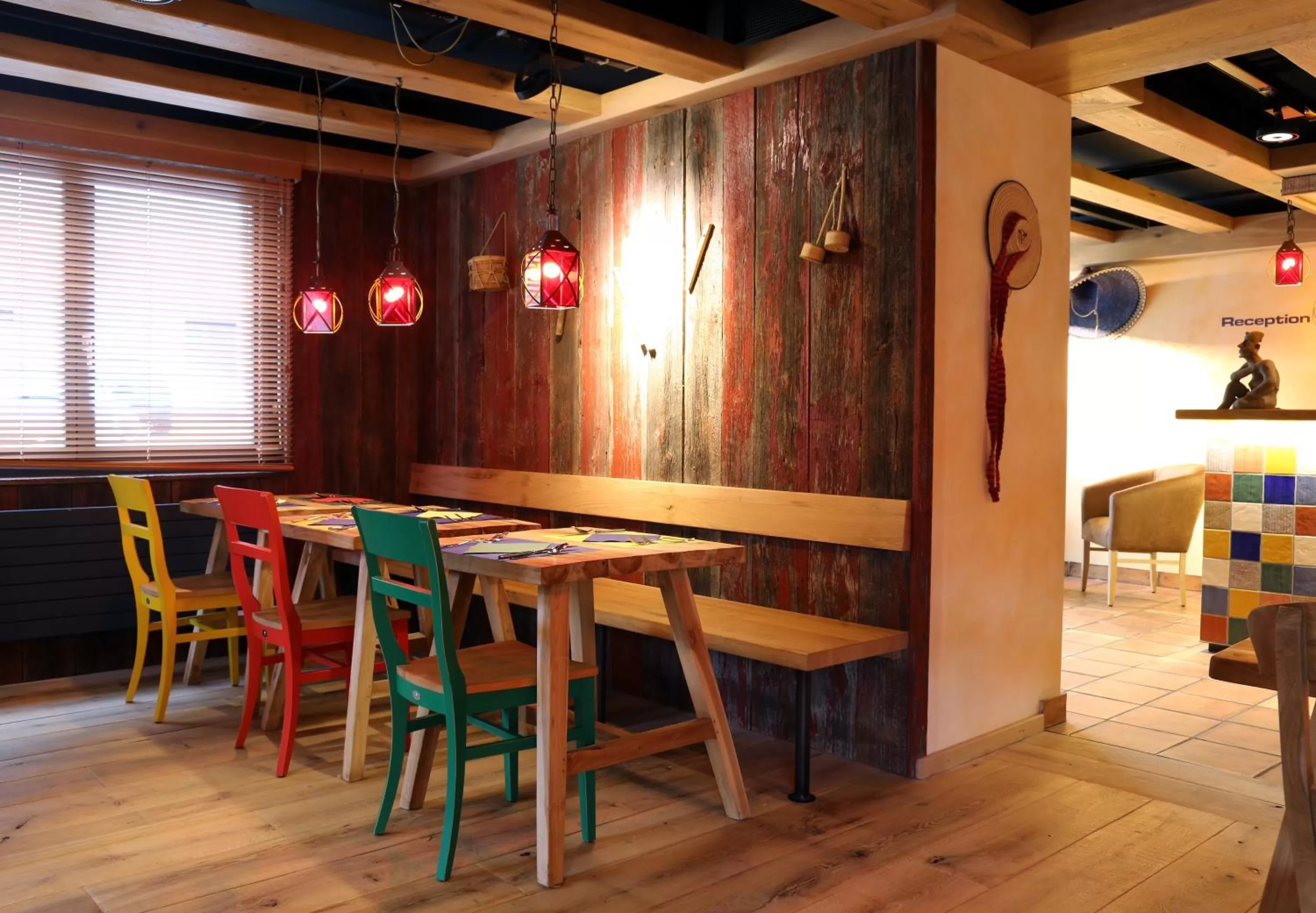 Restaurant/places to eat in Hotel Cinema 8