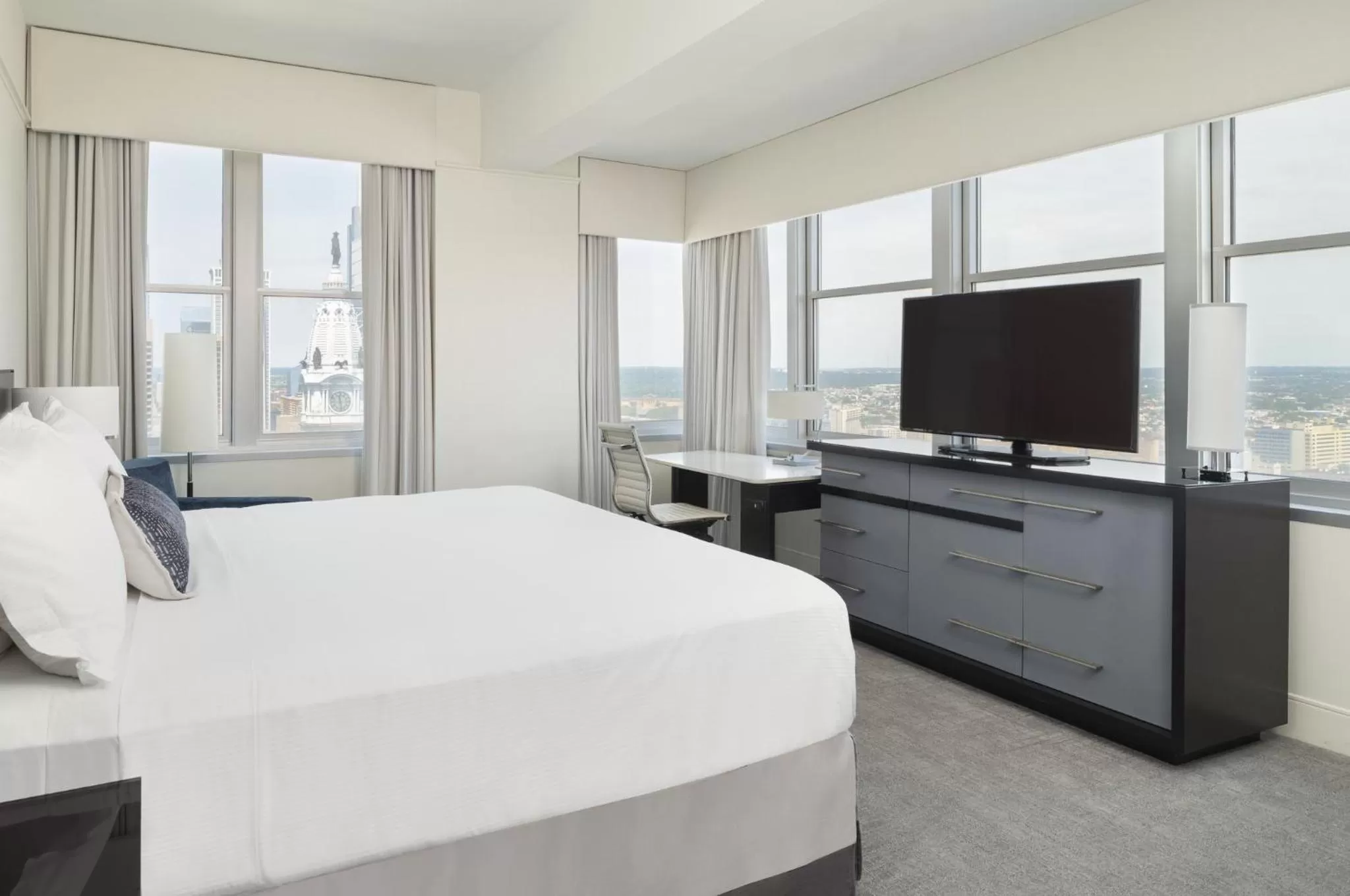 Photo of the whole room, Bed in Loews Philadelphia Hotel