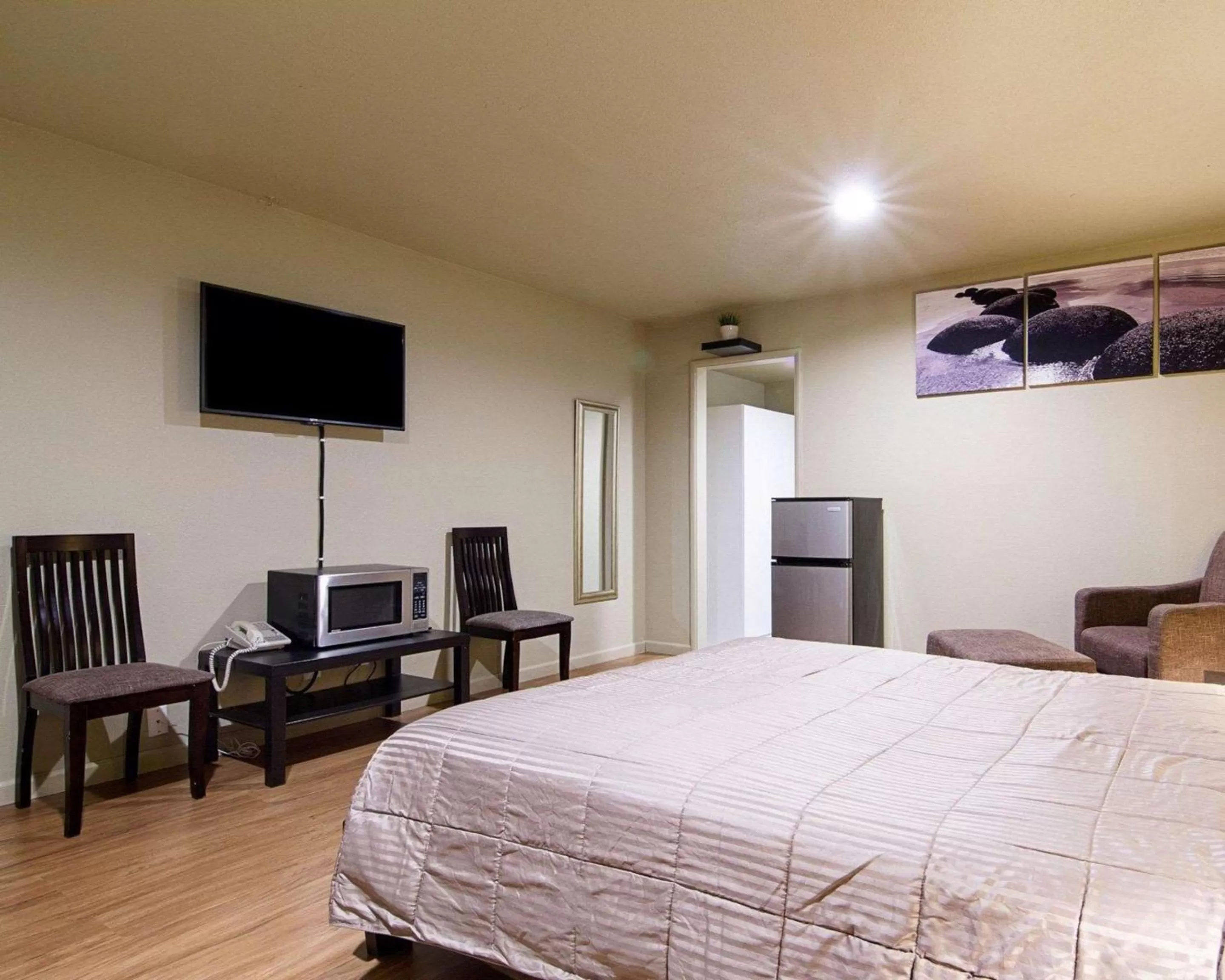 Photo of the whole room, Bed in Rodeway Inn Flagstaff East Route 66