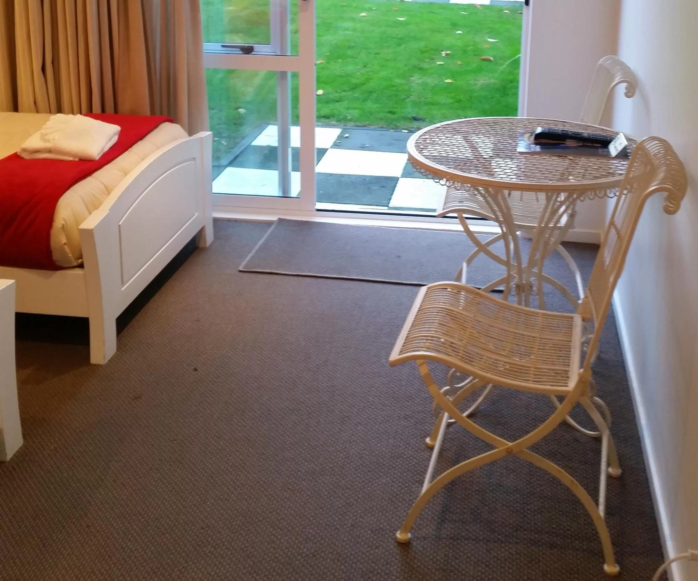 Seating area, Bed in The Lake Motel