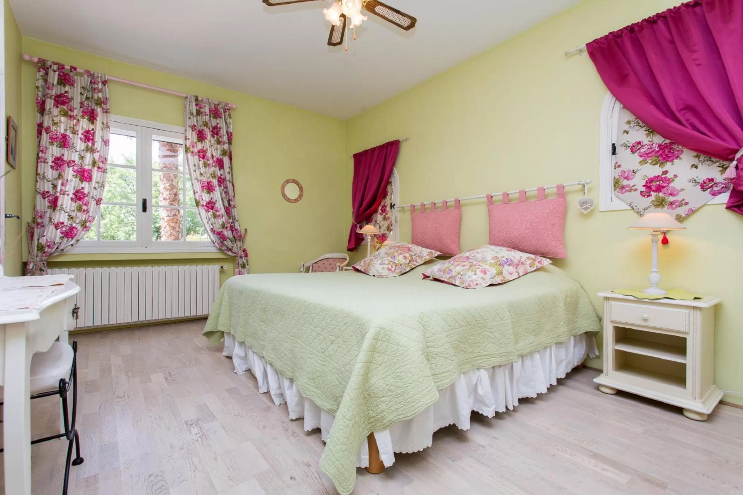 Bedroom, Bed in Mas Du Roc Bed & Breakfast