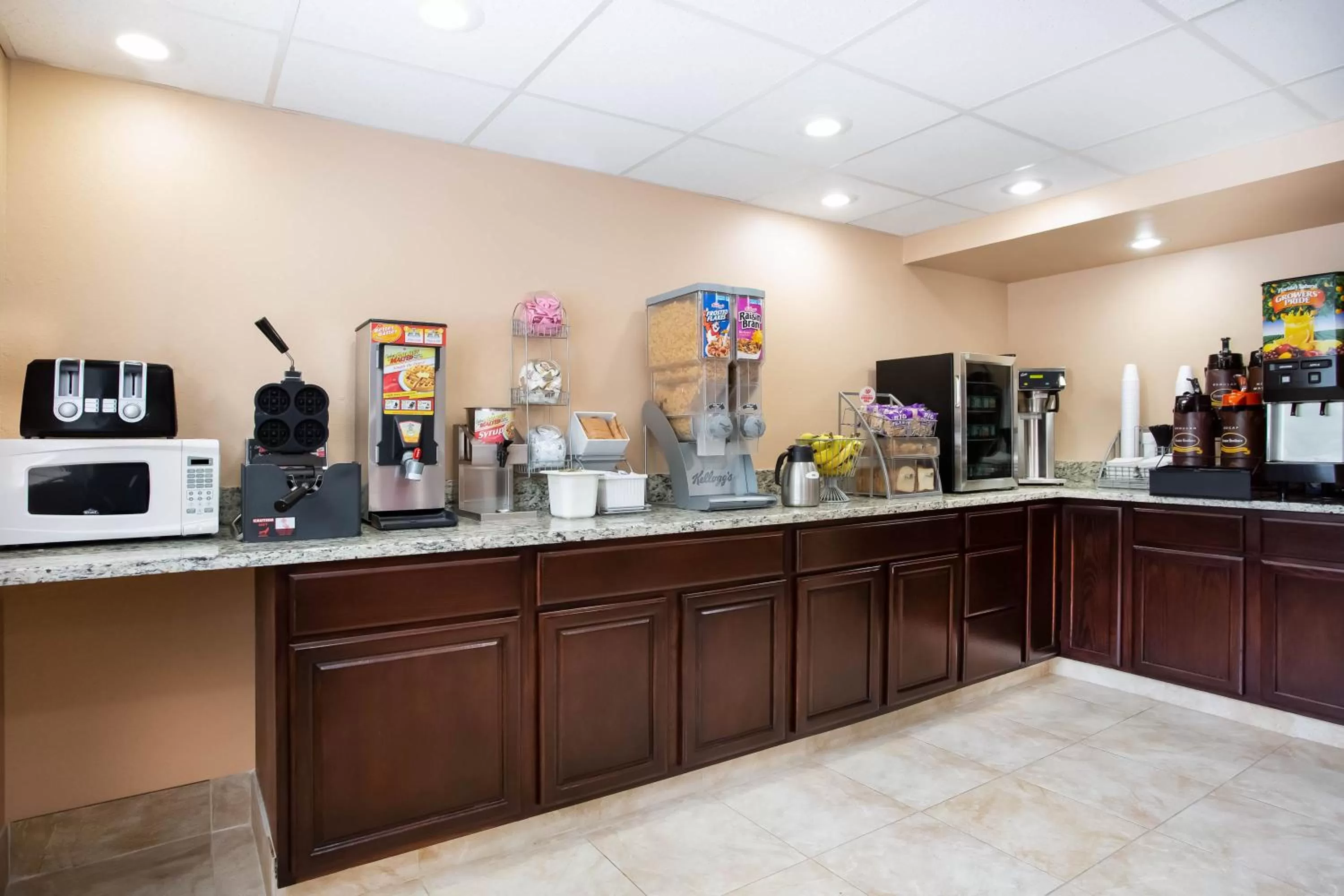 Continental breakfast in Super 8 by Wyndham Chester/Richmond Area