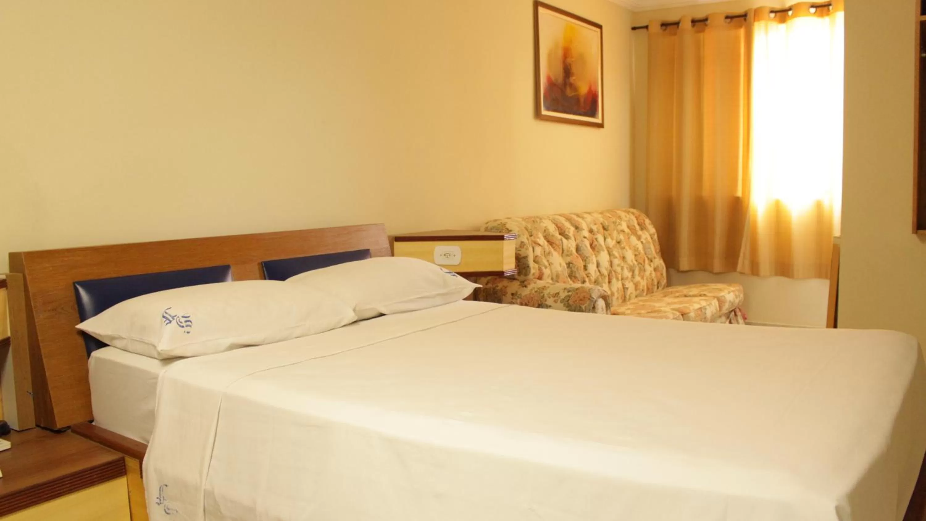 Bed in San Francisco Plazza Hotel