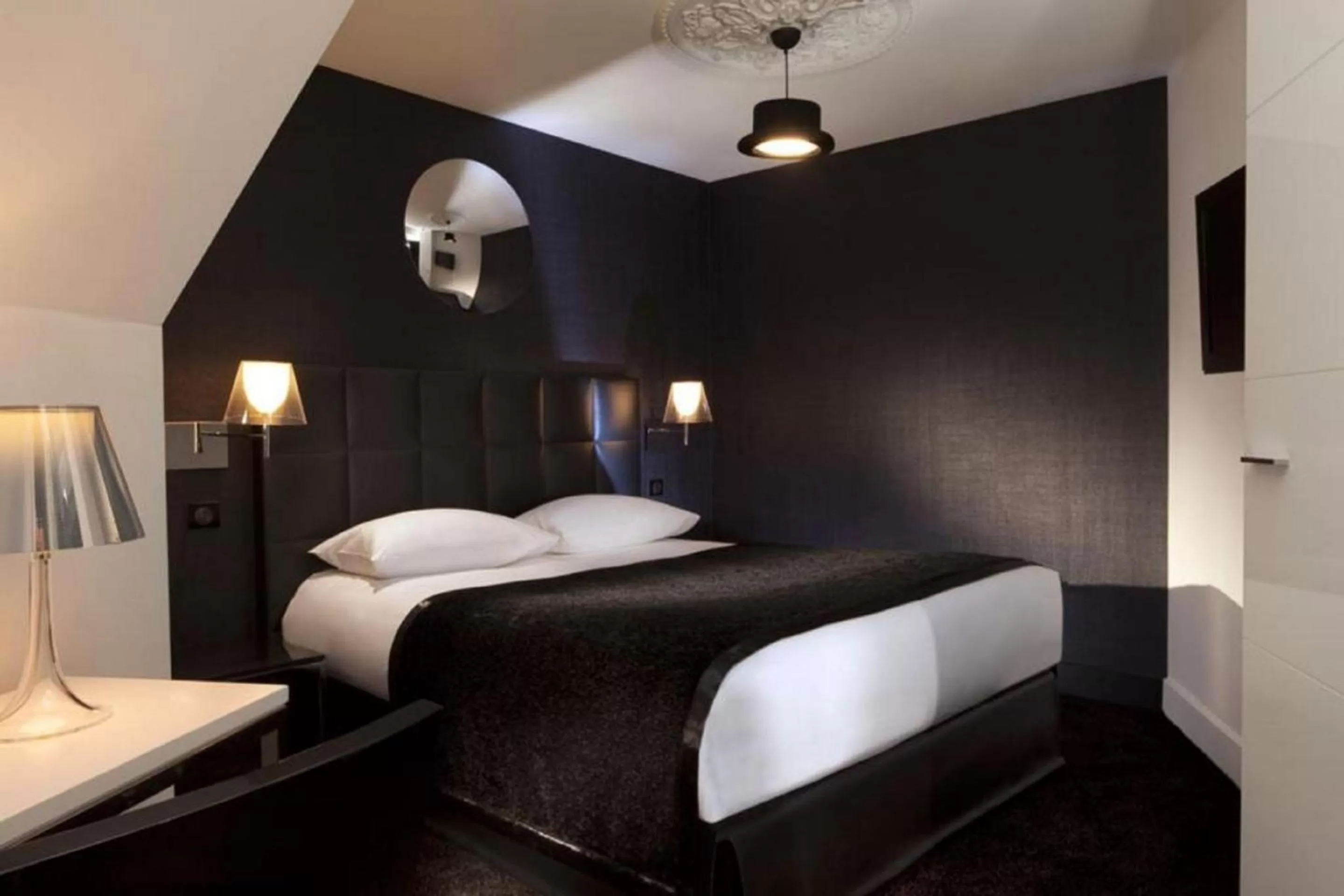 Bedroom, Bed in First Hotel Paris Tour Eiffel