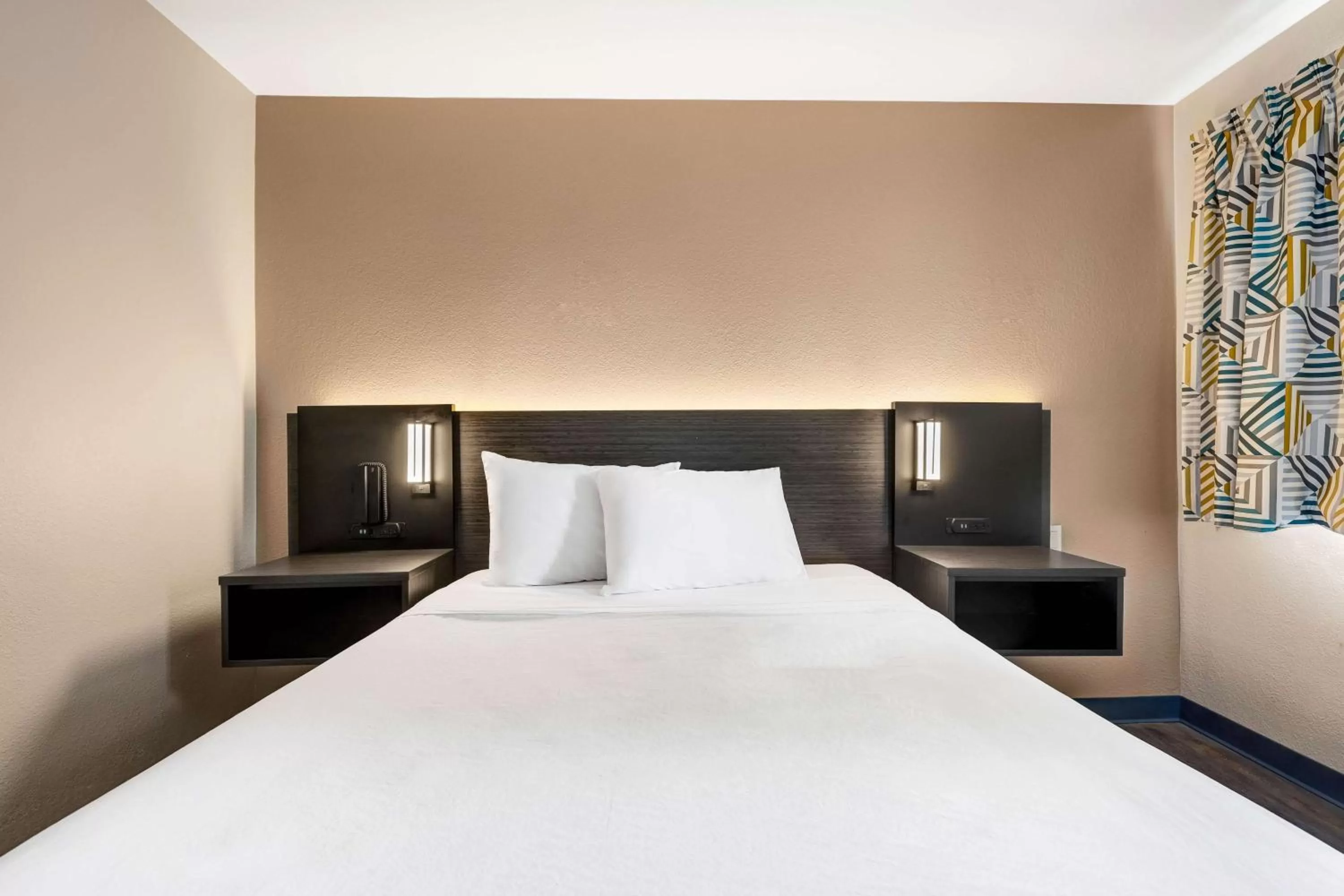 Photo of the whole room, Bed in Motel 6-Kirkland, WA - North Kirkland