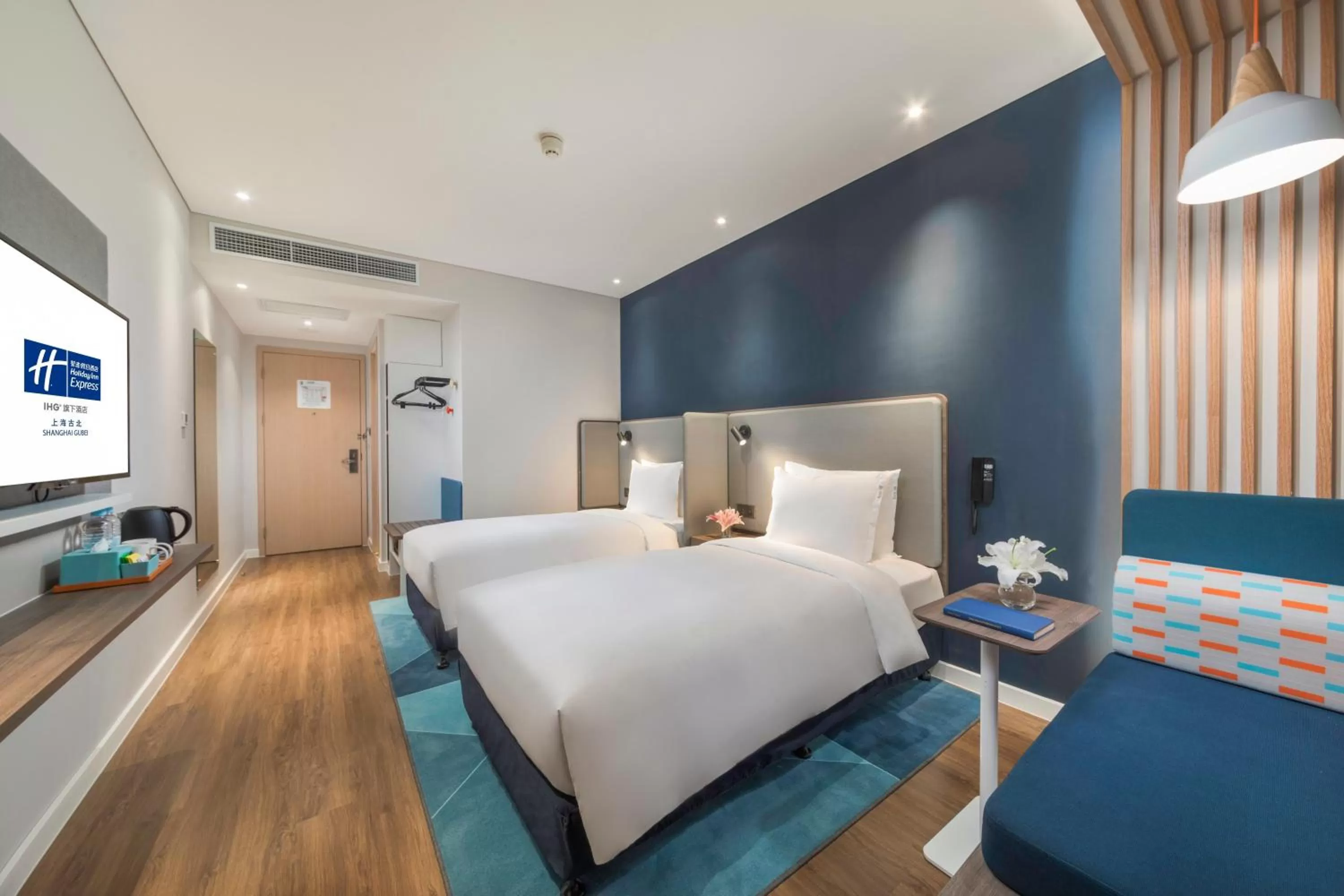 Photo of the whole room, Bed in Holiday Inn Express Shanghai Gubei by IHG