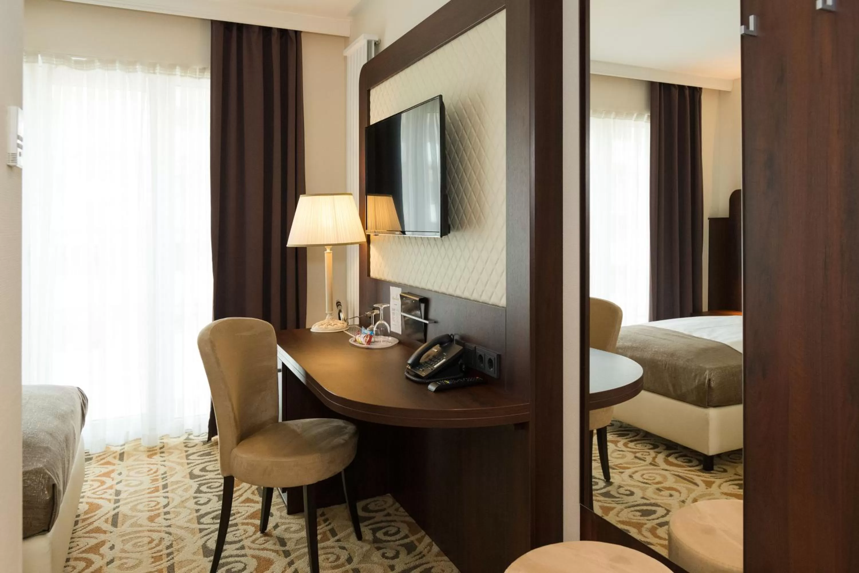 Photo of the whole room, Bed in Hotel Schopenhauer Hof