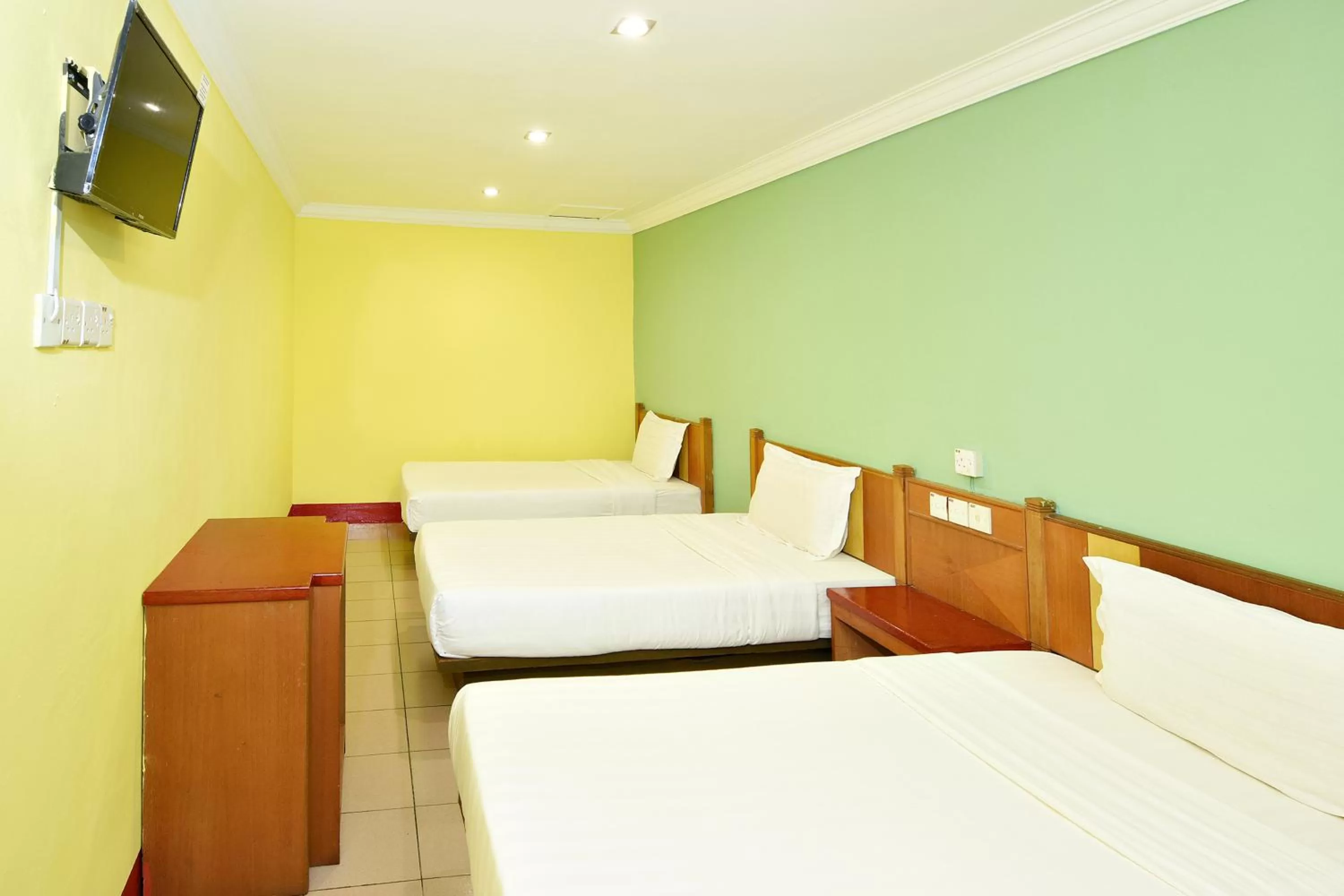 Photo of the whole room, Bed in Mandarin Inn by Glex