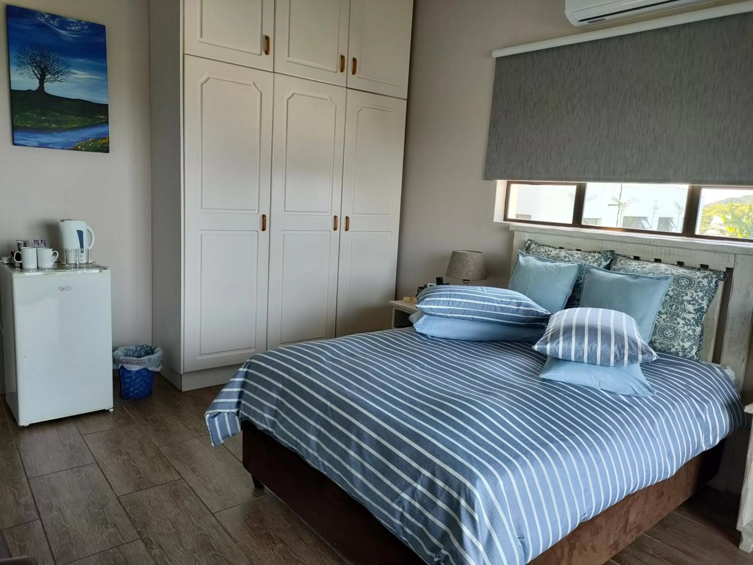 Photo of the whole room, Bed in Cove View B&B