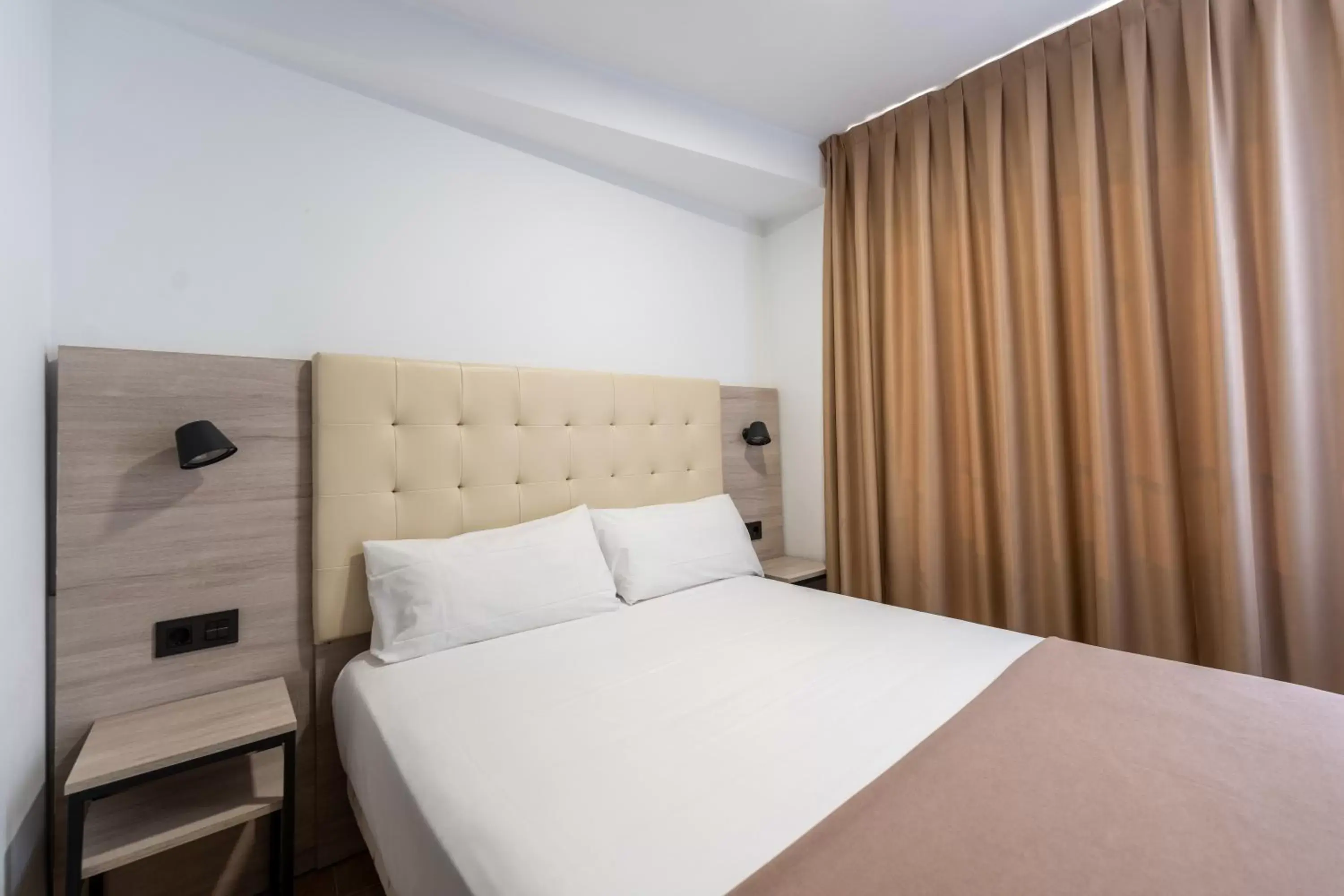 Double or Twin Room Single Use in Hotel Queens - Adults Only Double or Twin Room Single Use in Hotel Queens - Adults Only