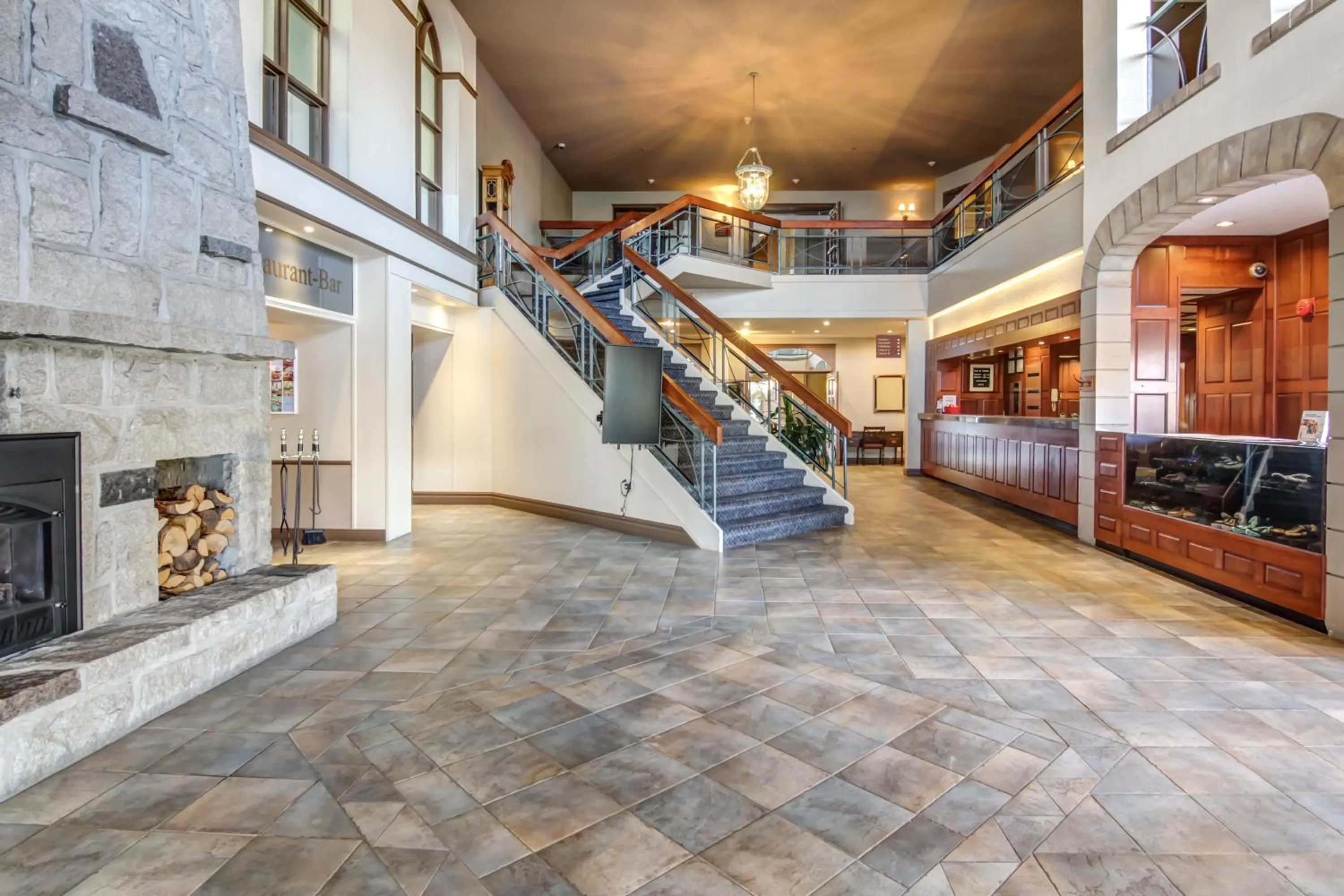 Lobby or reception in La Saguenéenne - Hôtel et Centre de Congrès