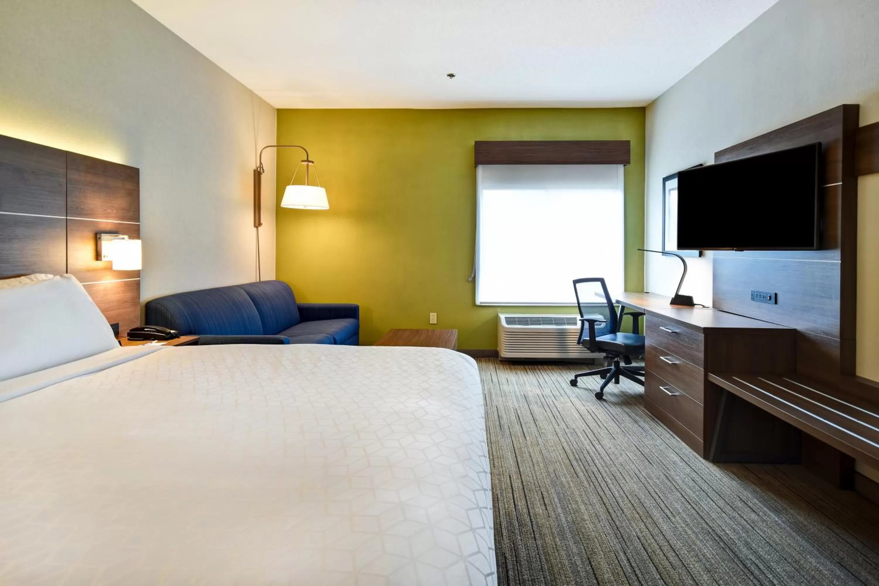 Photo of the whole room, Bed in Holiday Inn Express Newport North - Middletown by IHG