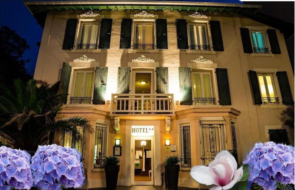 Facade/entrance in Hôtel VAL FLORES LOGIS