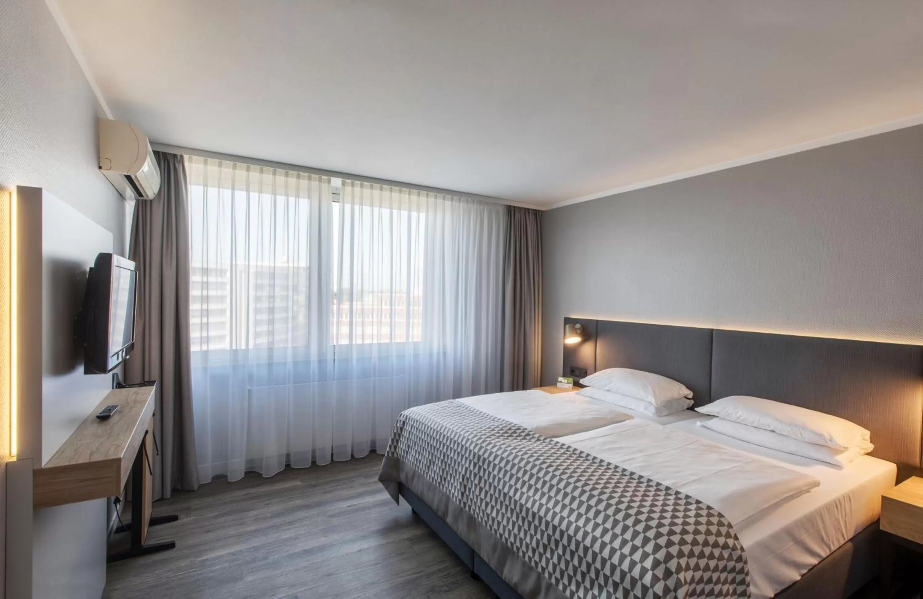 Photo of the whole room, Bed in Holiday Inn Düsseldorf-Neuss by IHG