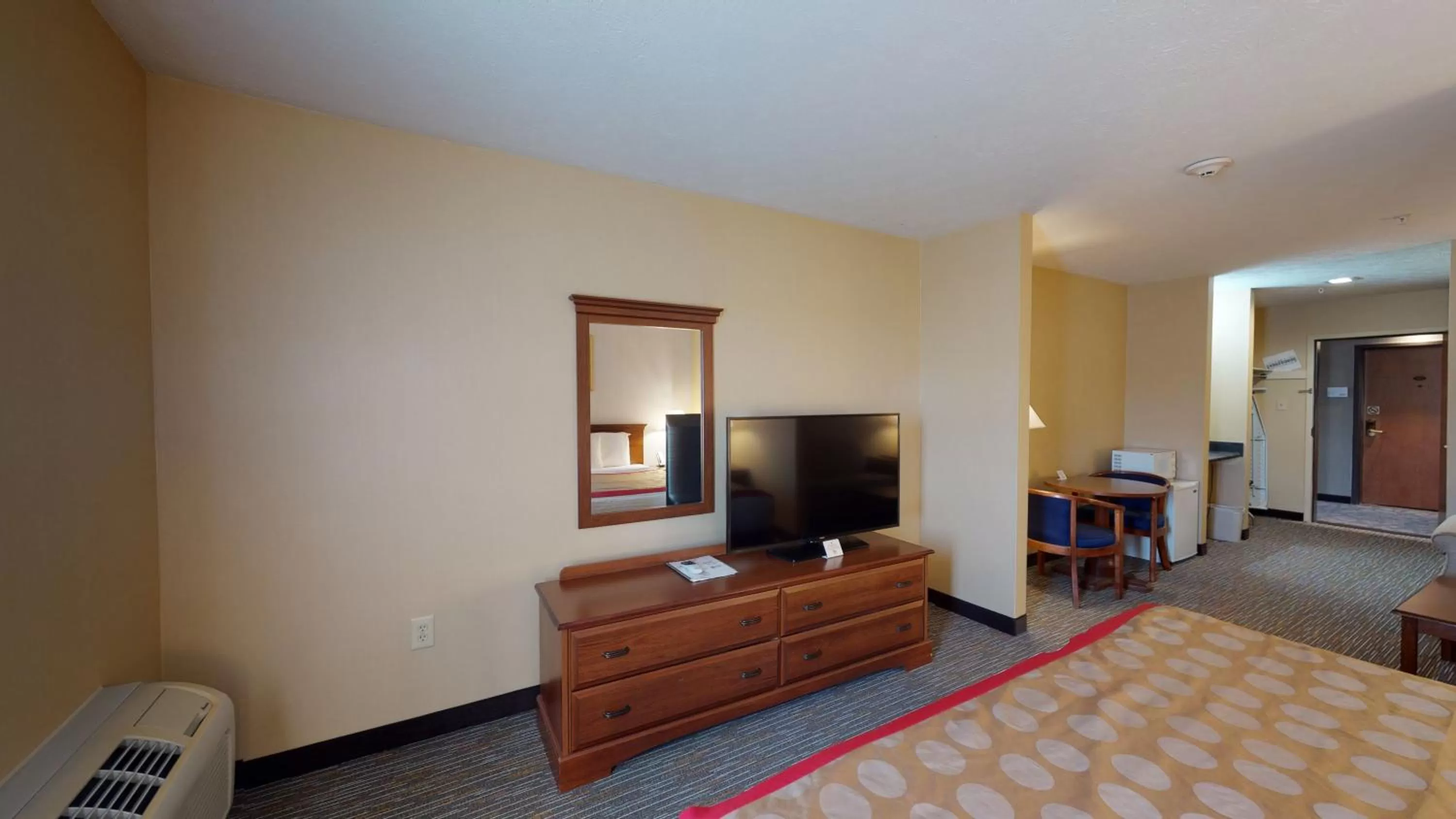 TV and multimedia, Bed in Ramada by Wyndham Strasburg - Shenandoah Valley