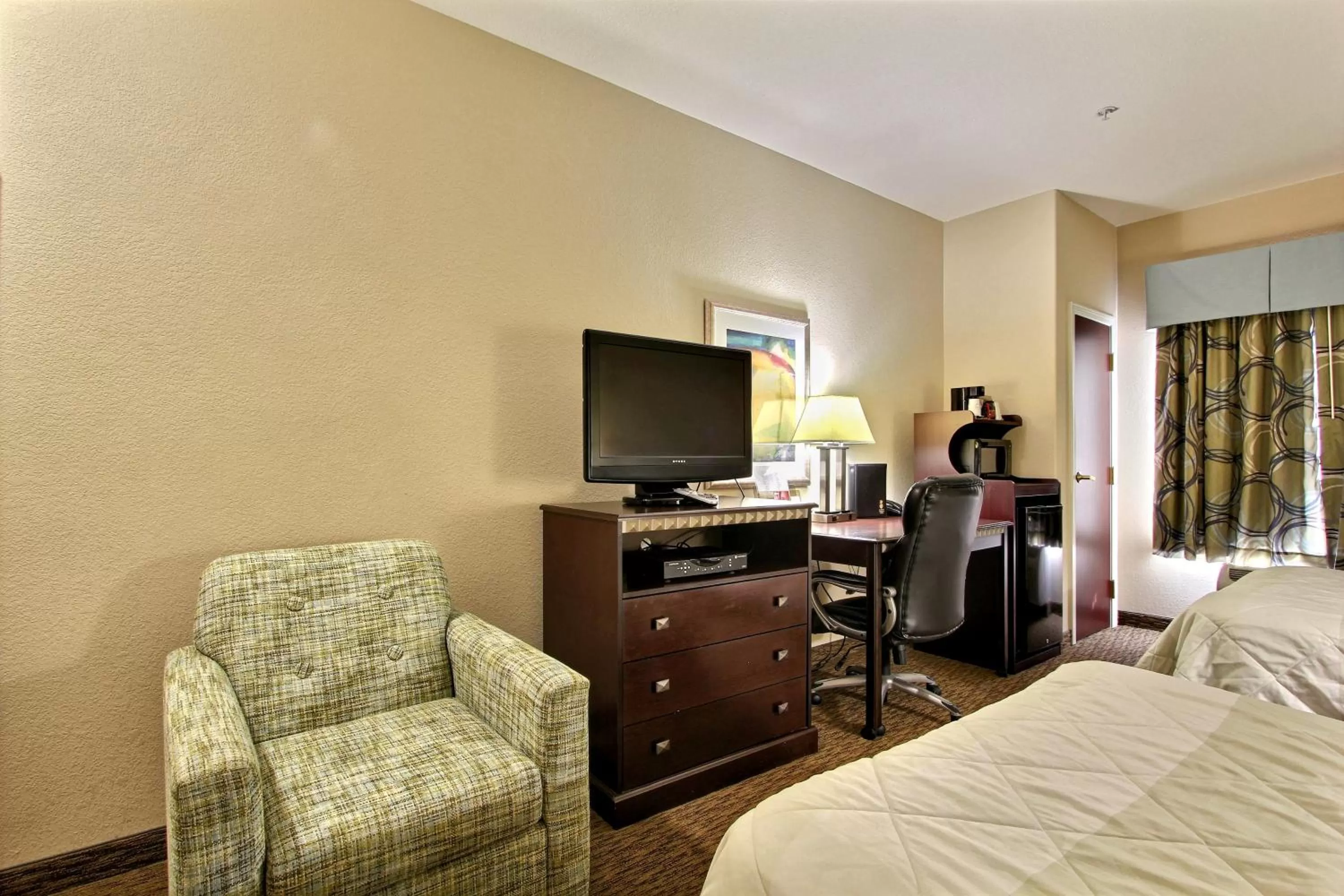 TV and multimedia, Bed in Magnolia Inn and Suites Pooler
