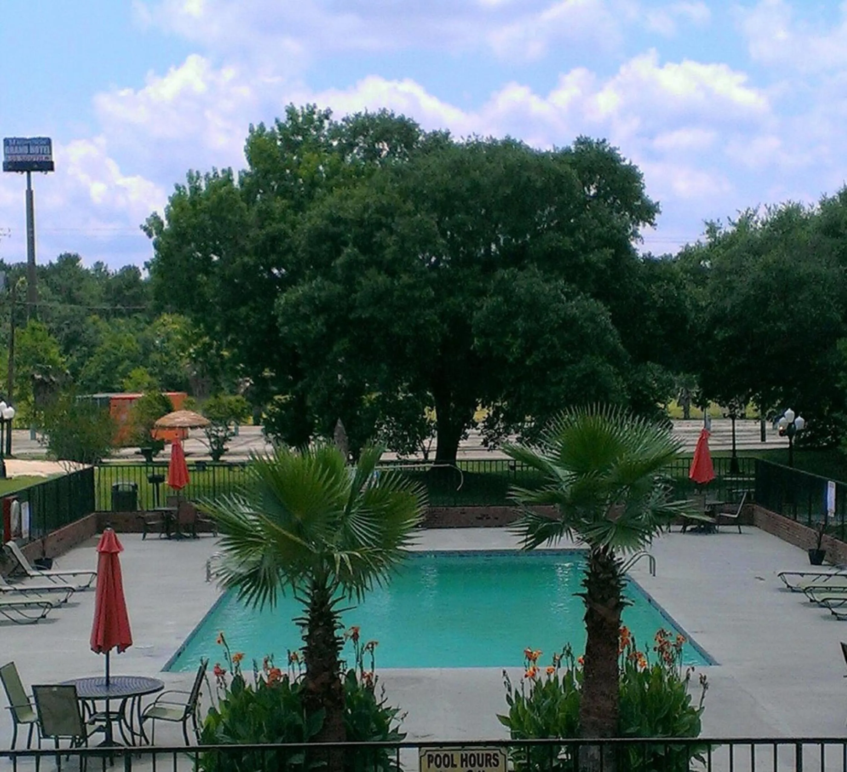 Pool view in Motel 6 Hammond, LA – I 12 – I 55