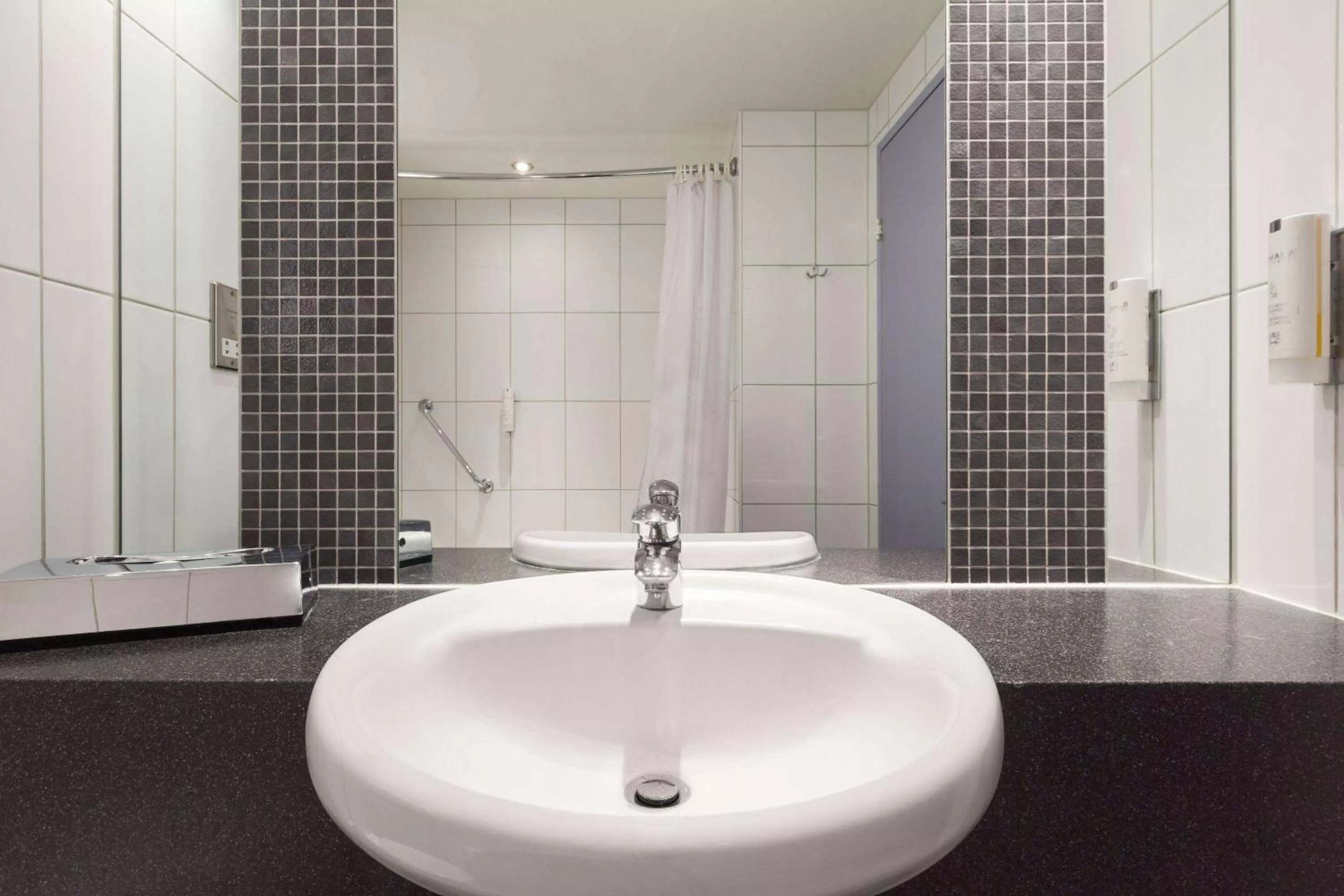 Photo of the whole room in Ramada London North