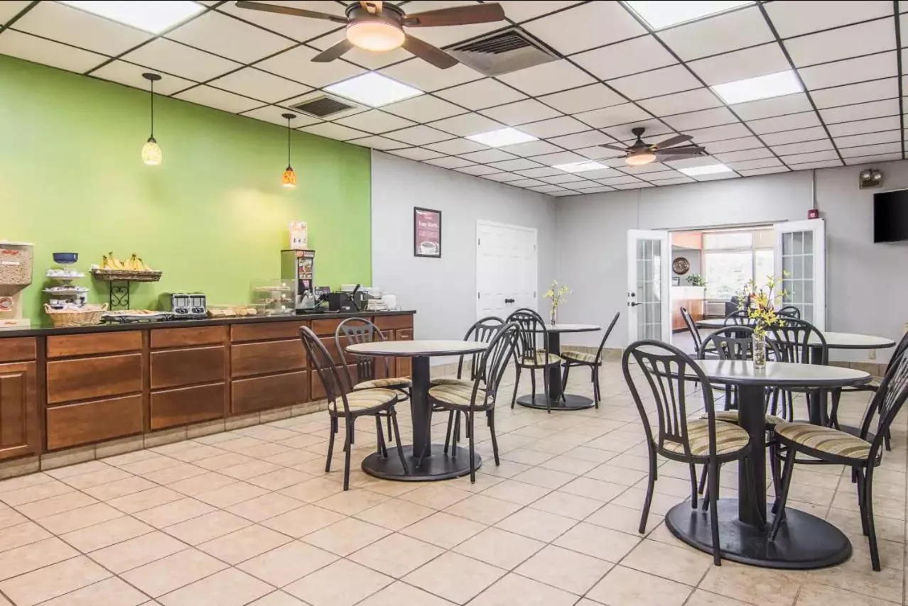 Breakfast in Econo Lodge Fort Payne