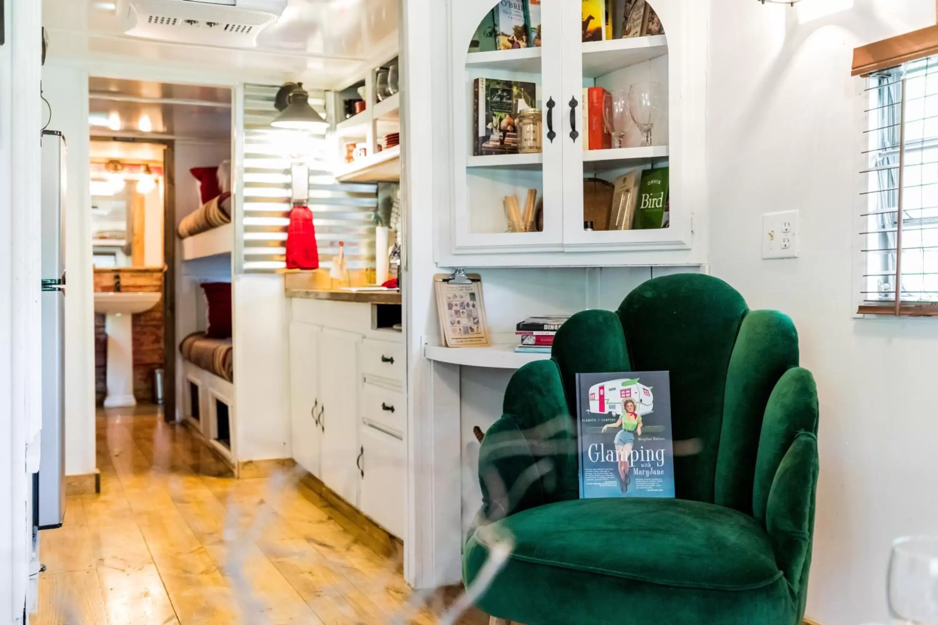 Caravan in Country Woods Inn Caravan in Country Woods Inn