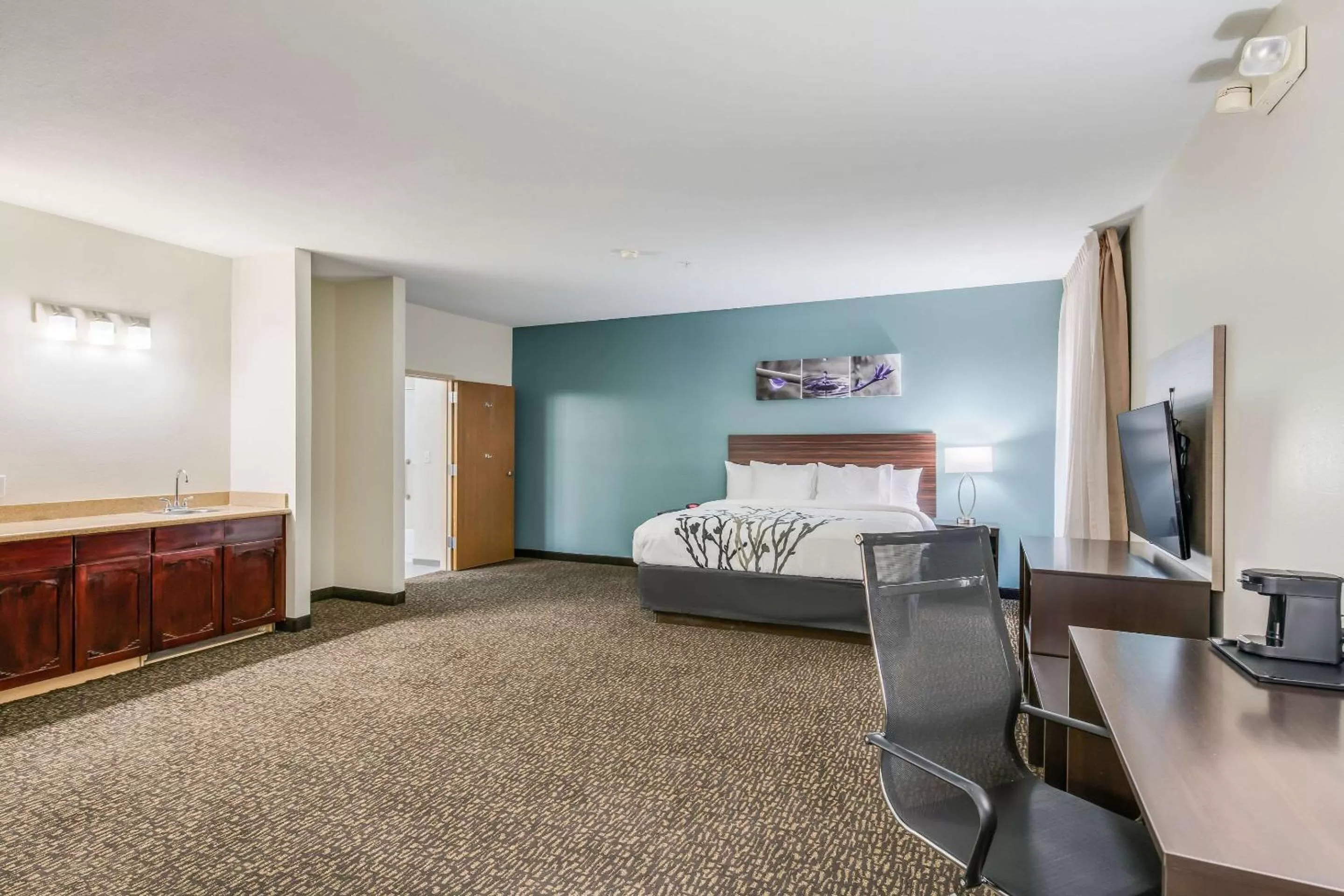 Photo of the whole room, Bed in Sleep Inn Clovis