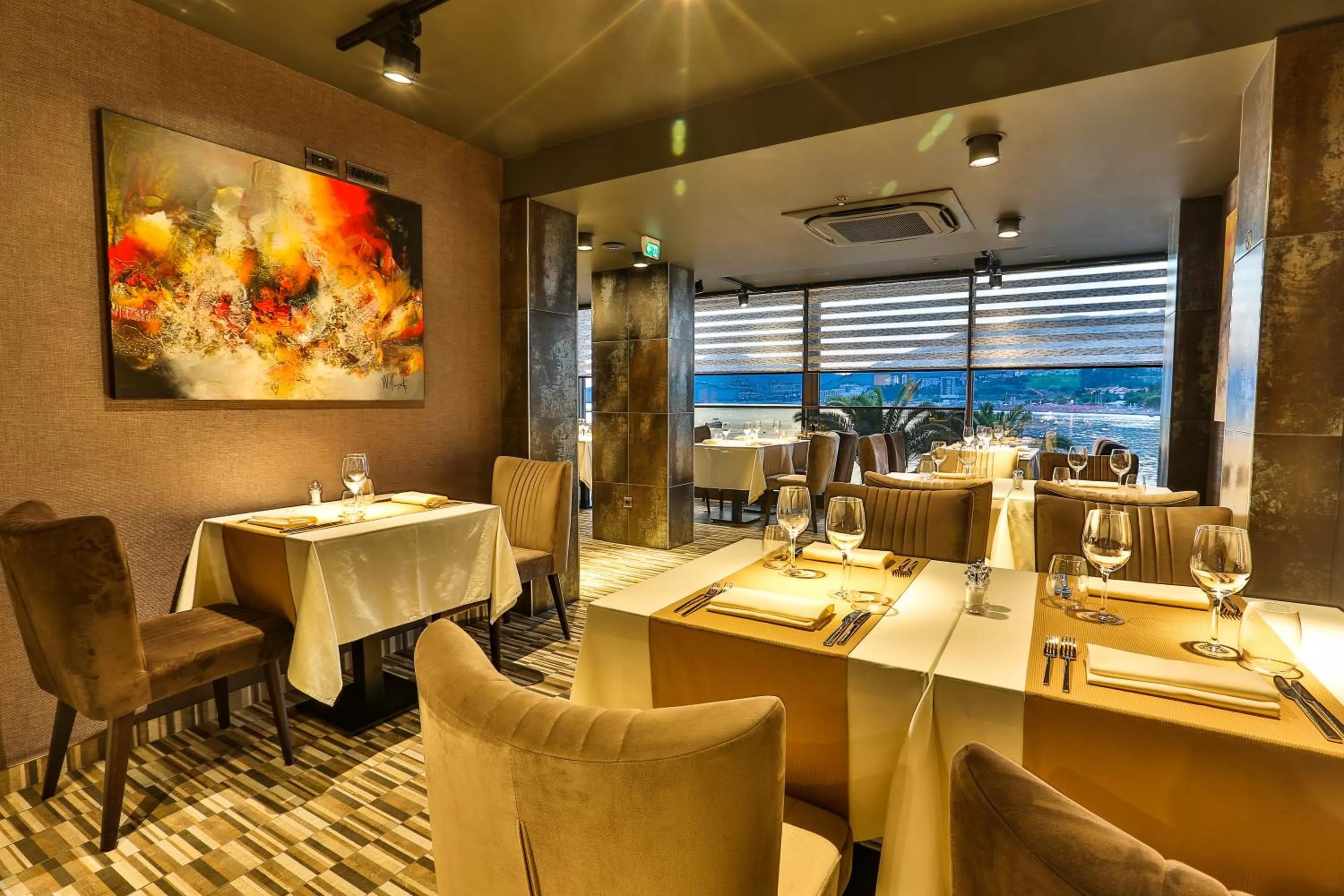 Restaurant/places to eat in Hotel Zeta