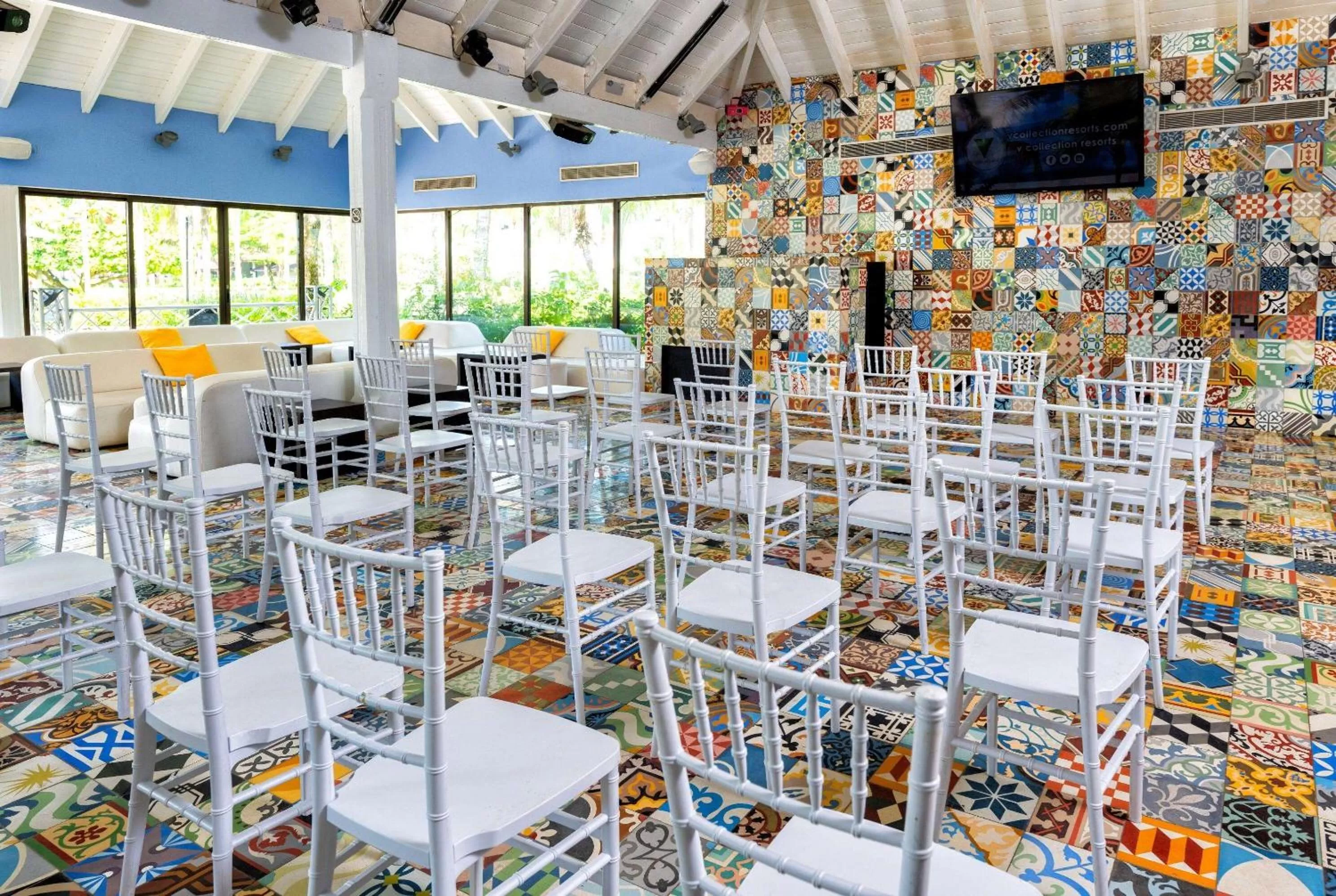 Lounge or bar in Viva V Samana by Wyndham, A Trademark Adults All Inclusive