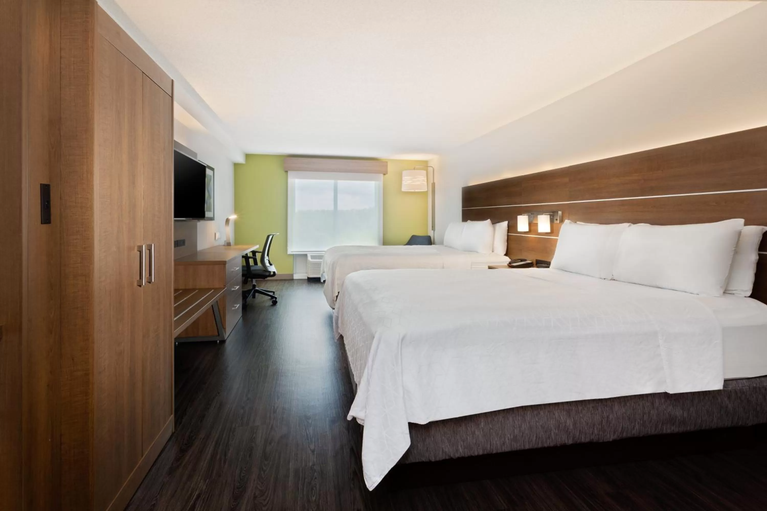 Photo of the whole room, Bed in Holiday Inn Express Hotel & Suites Largo-Clearwater by IHG