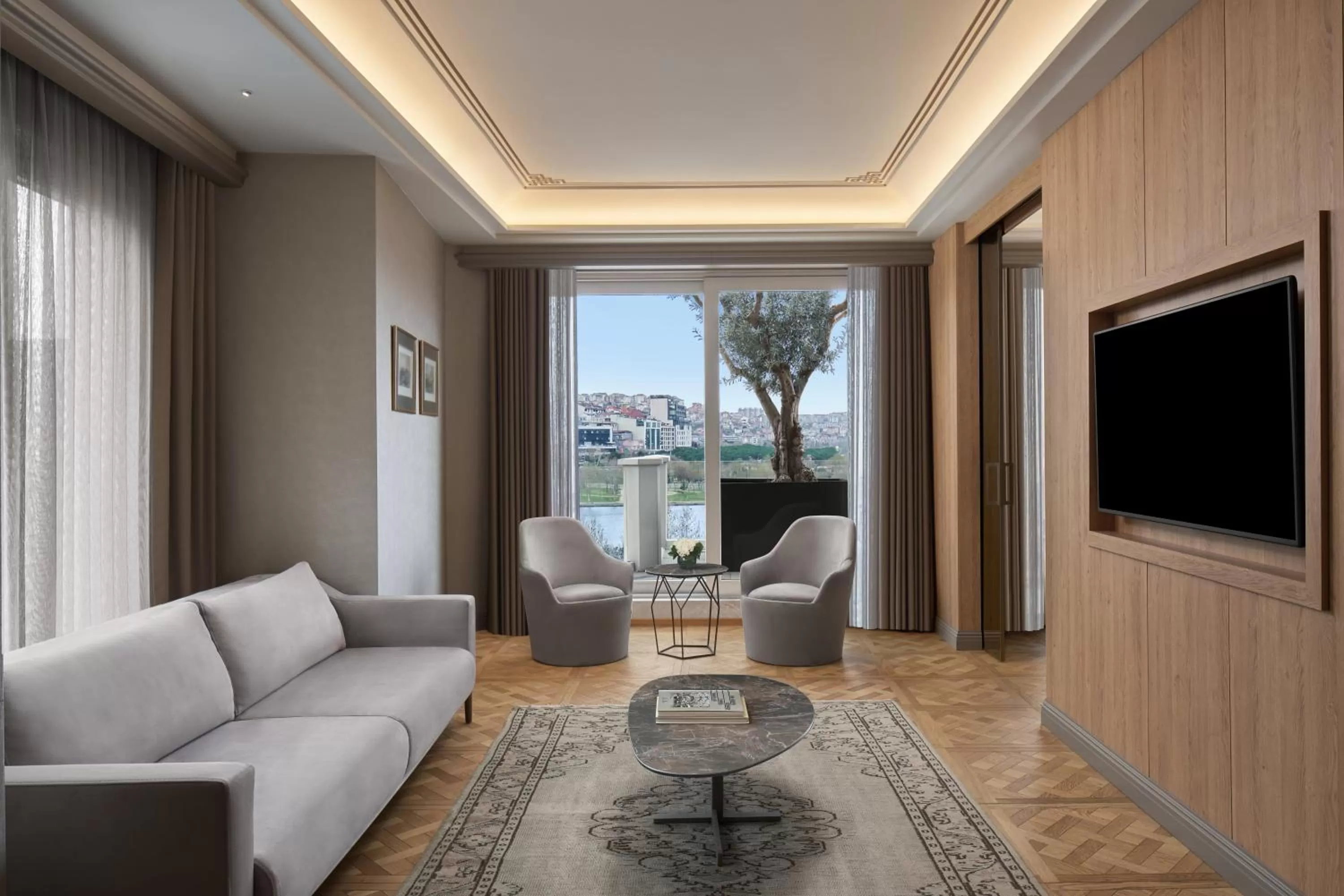 Communal lounge/ TV room in Lazzoni Hotel