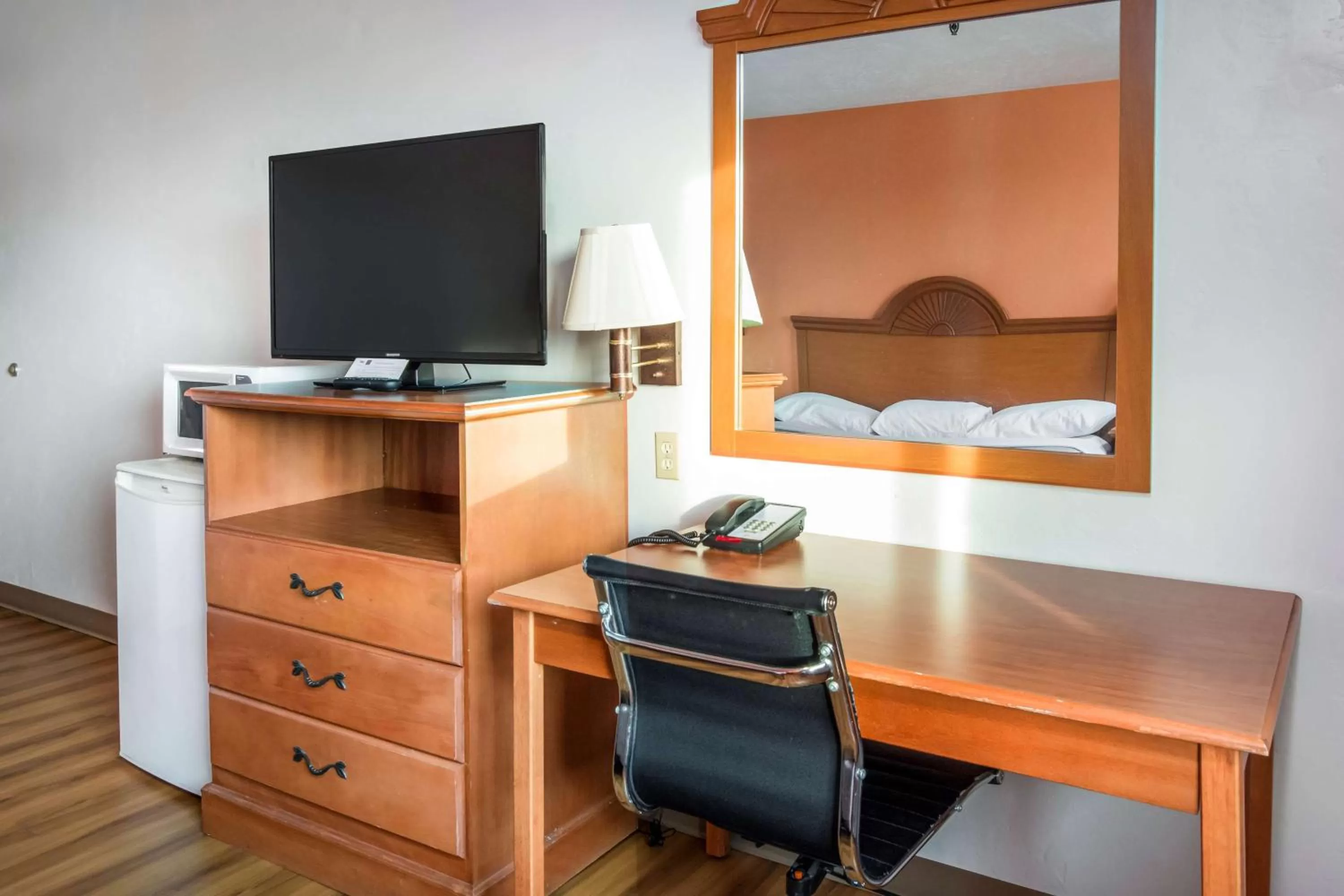 TV and multimedia, Bed in Motel 6-Wilsonville, OR - Portland