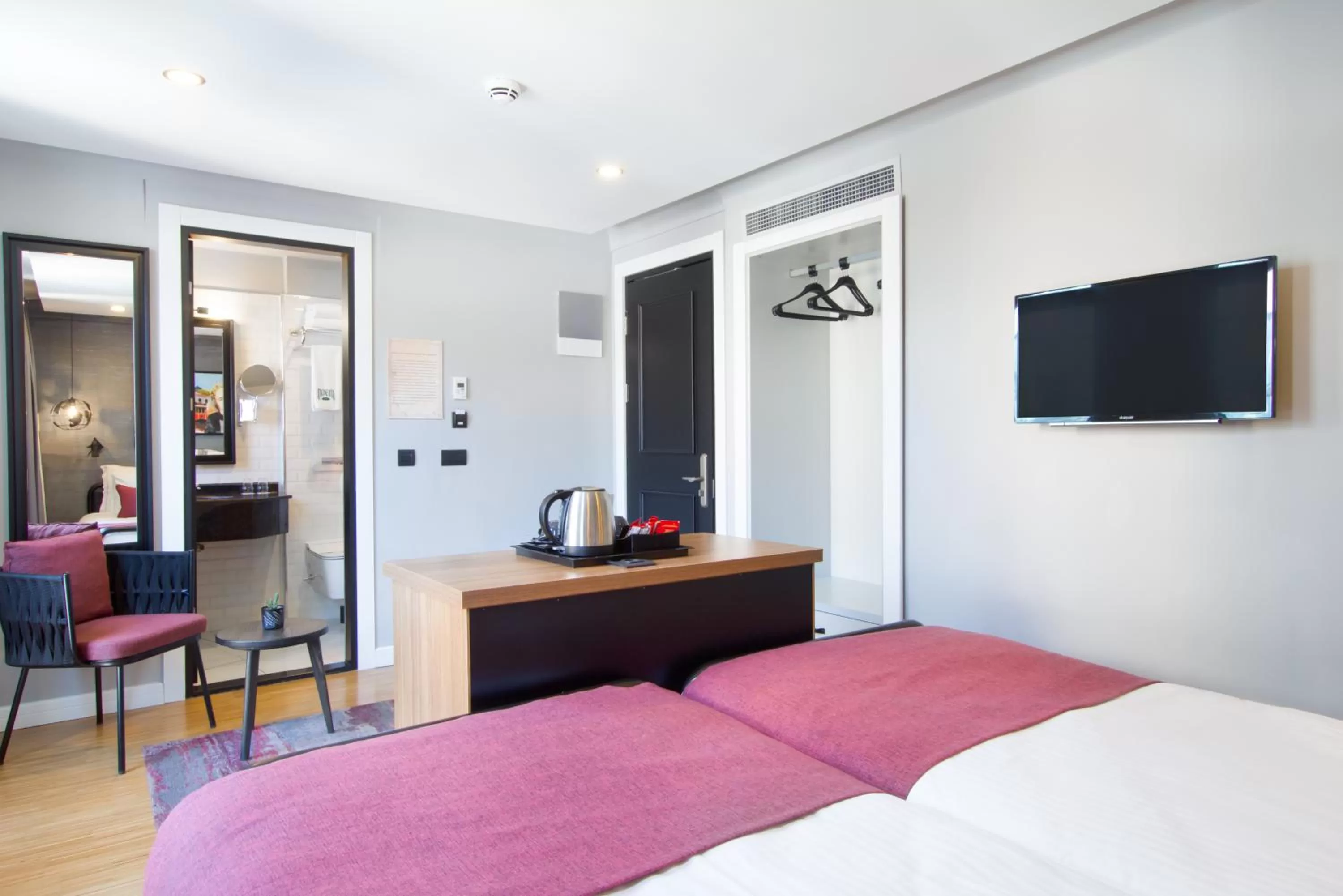 Coffee/tea facilities, Bed in Hotel Poem