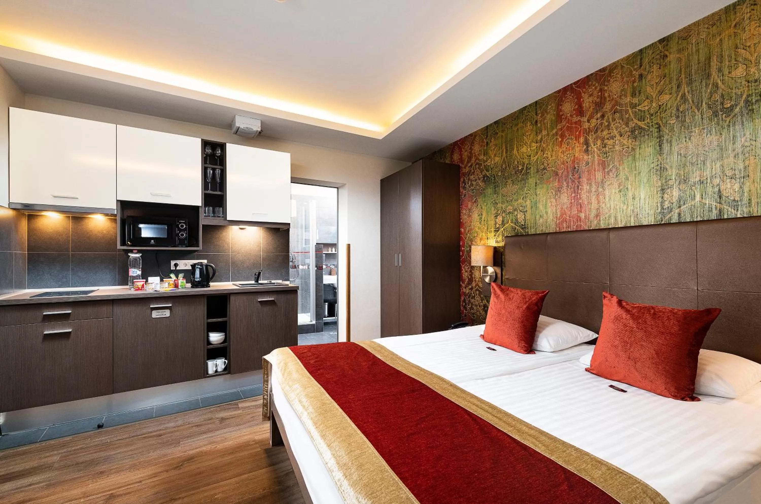 Kitchen or kitchenette, Bed in Opera Garden Hotel & Apartments