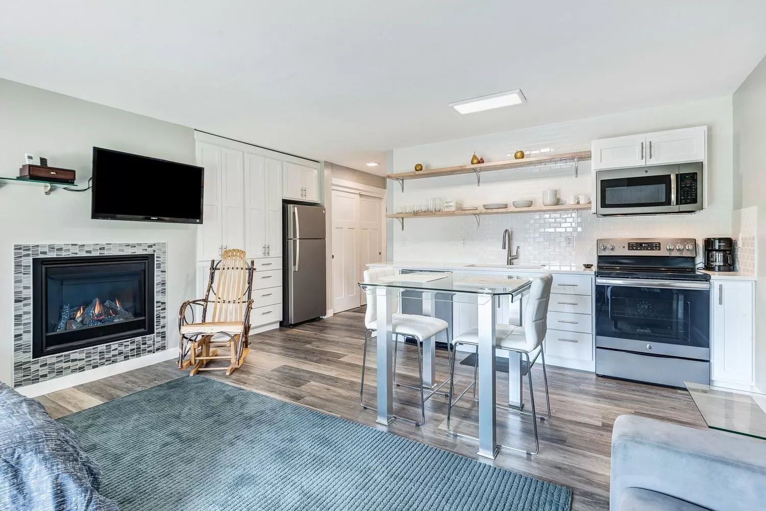 Kitchen or kitchenette, Kitchen/Kitchenette in Bend Riverside Condos