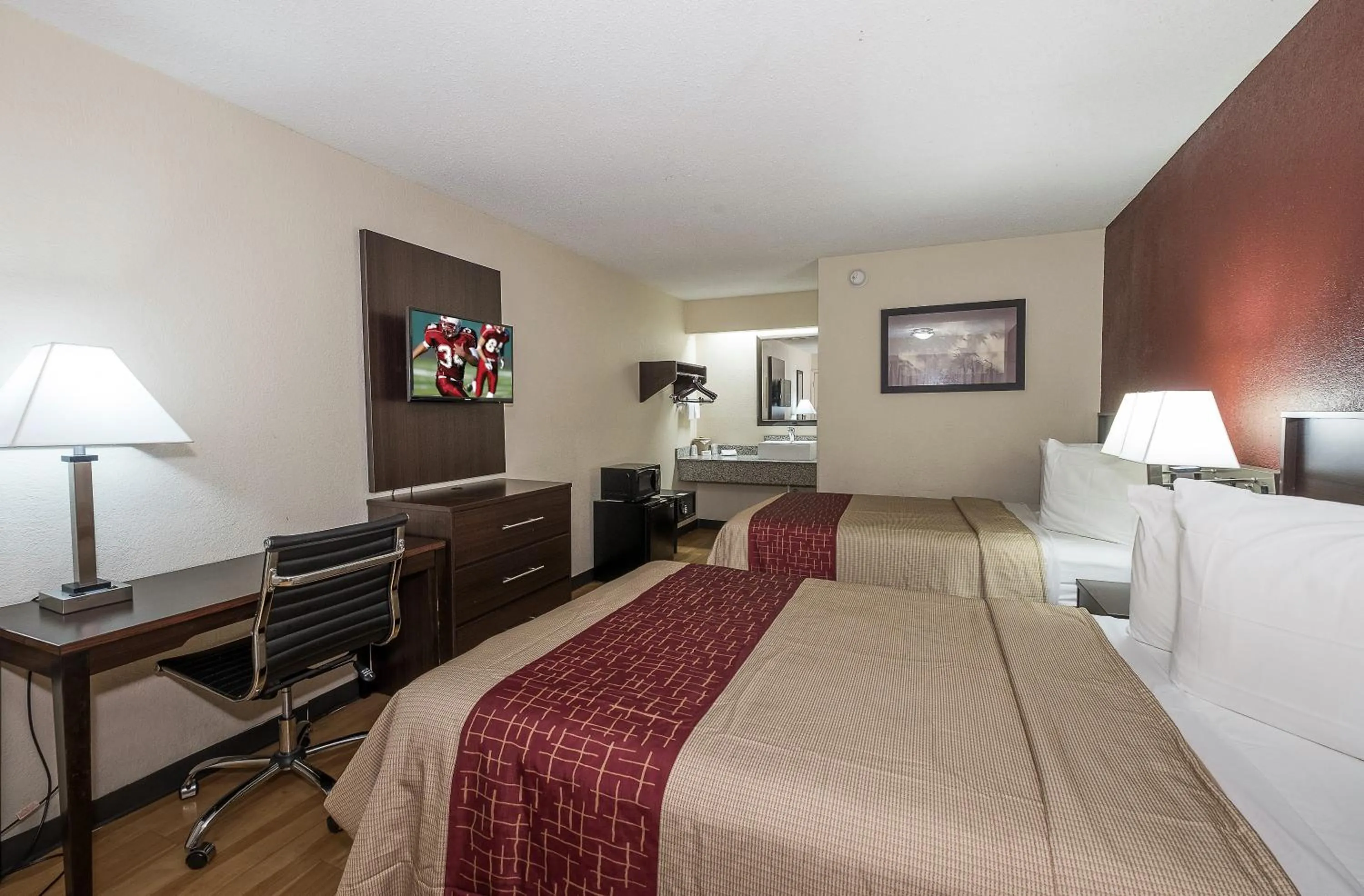 Photo of the whole room, Bed in Red Roof Inn Columbus East- Reynoldsburg