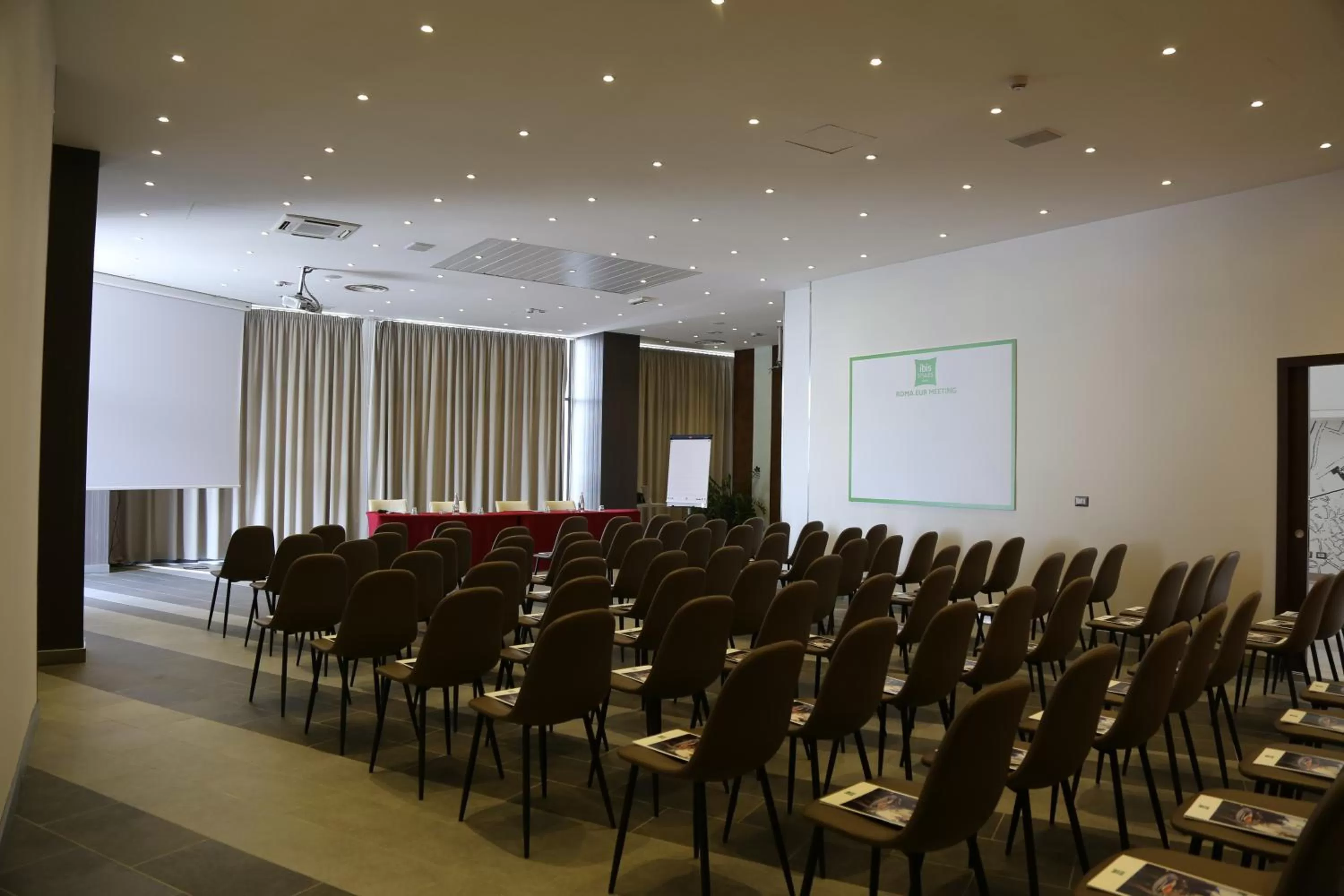 Business facilities in Ibis Styles Roma Eur