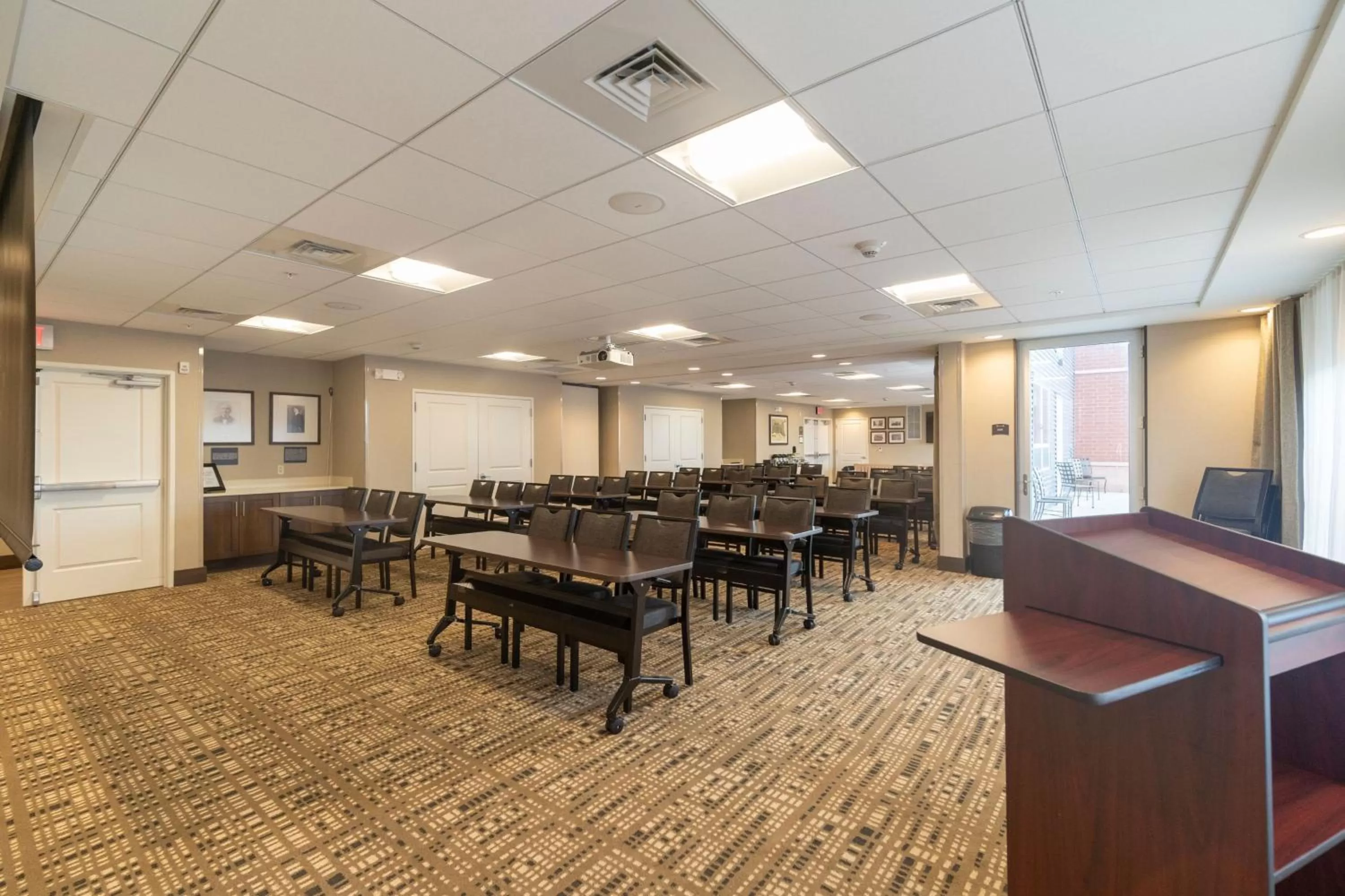 Meeting/conference room in Staybridge Suites Marquette by IHG